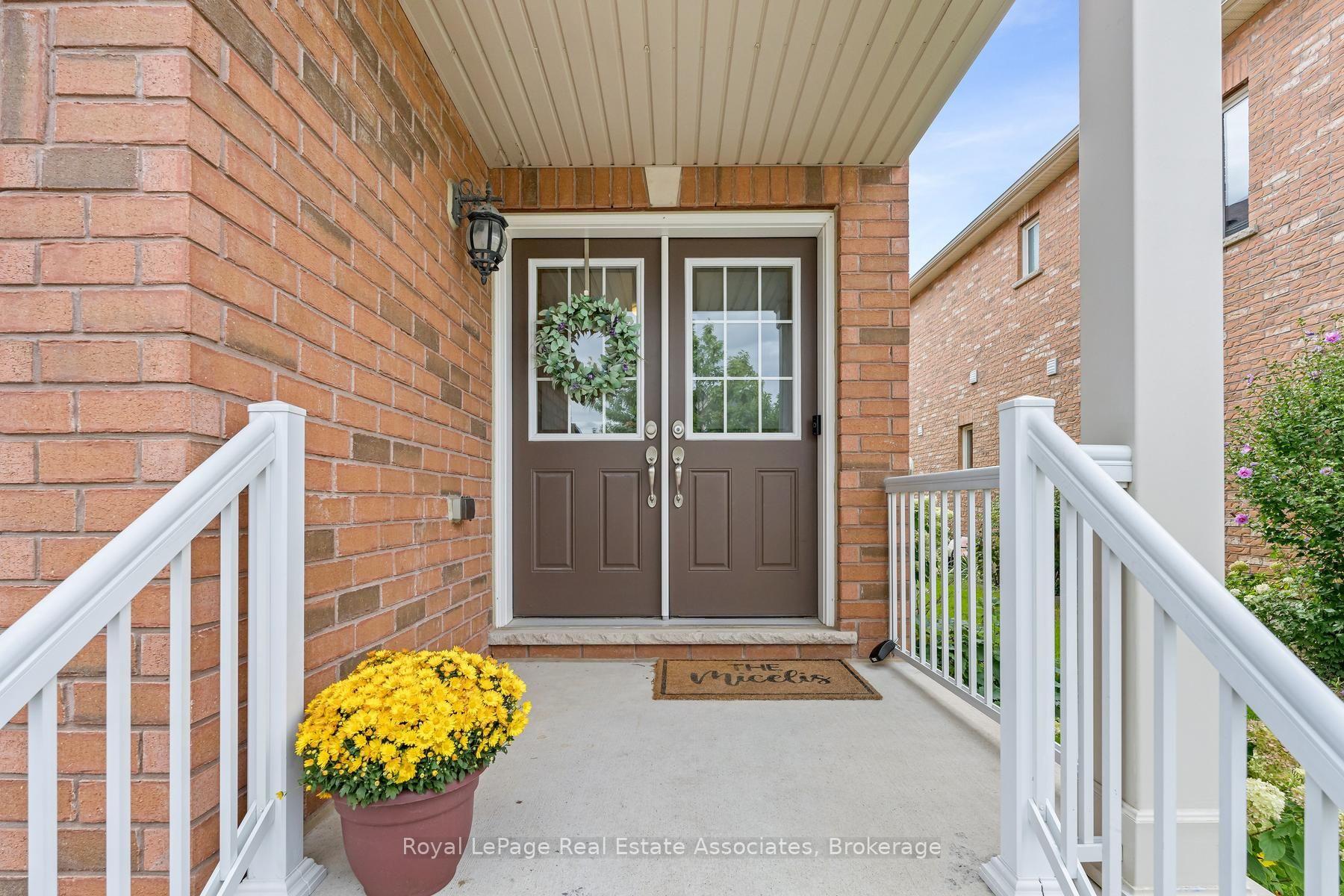 Photo 3 of 8 Duffel Crescent, Halton Hills, Georgetown — HOMEH