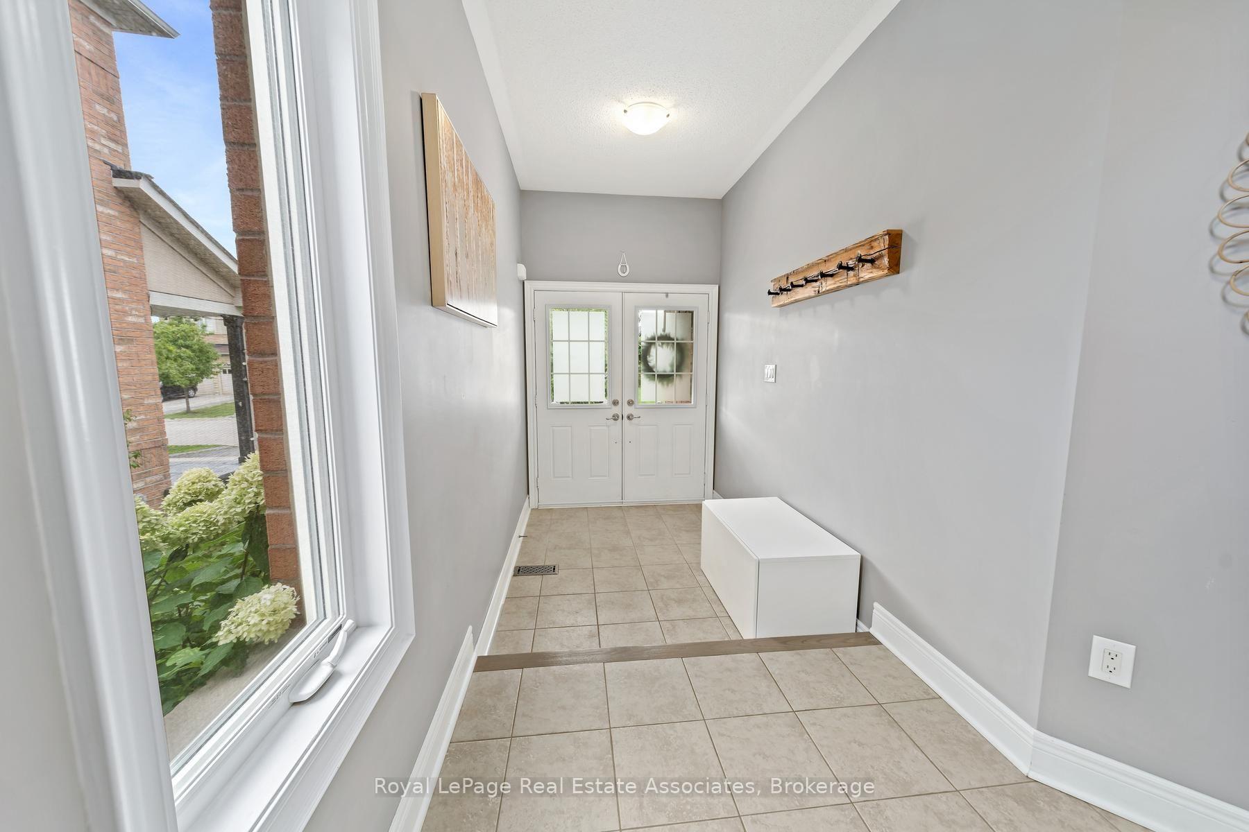 Photo 4 of 8 Duffel Crescent, Halton Hills, Georgetown — HOMEH