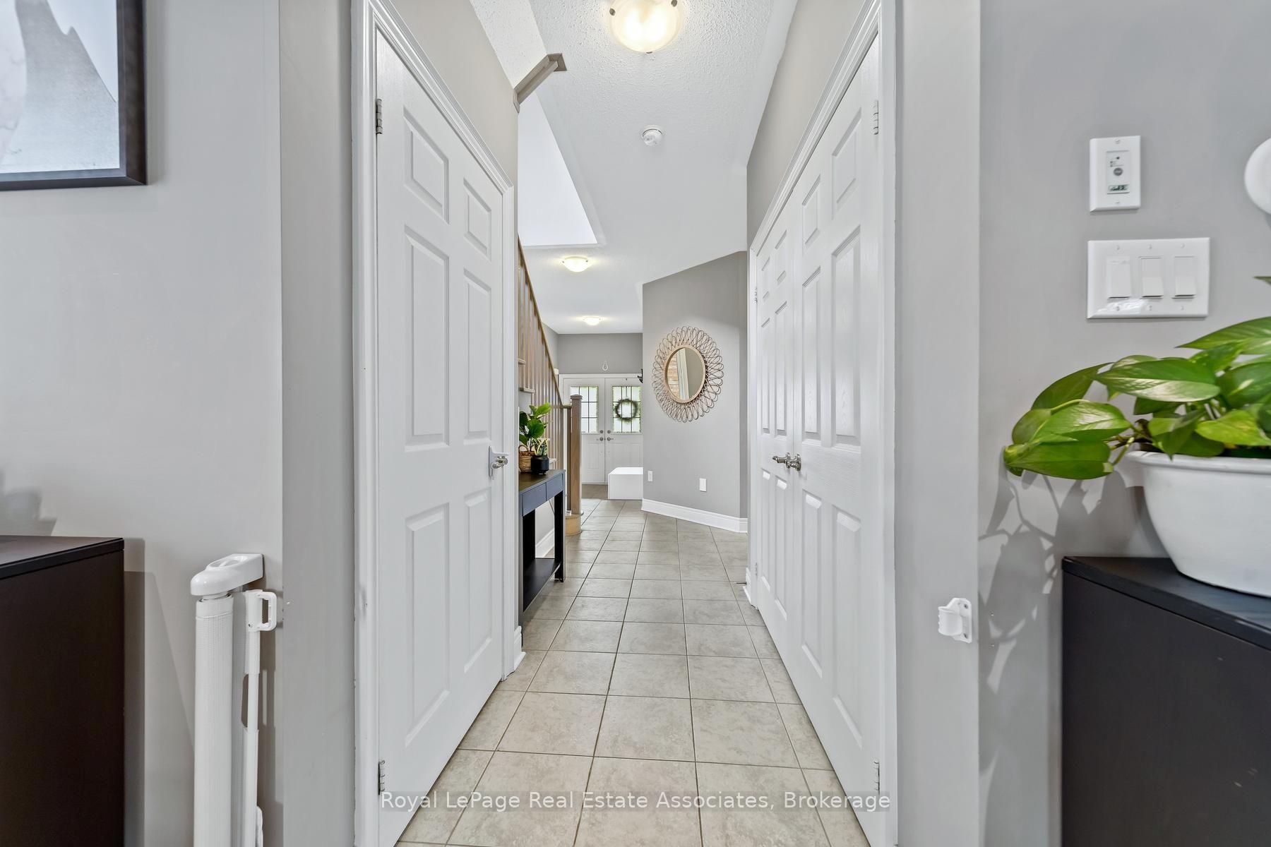 Photo 5 of 8 Duffel Crescent, Halton Hills, Georgetown — HOMEH