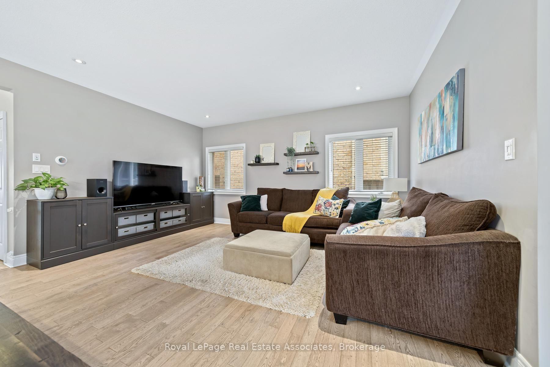 Photo 6 of 8 Duffel Crescent, Halton Hills, Georgetown — HOMEH