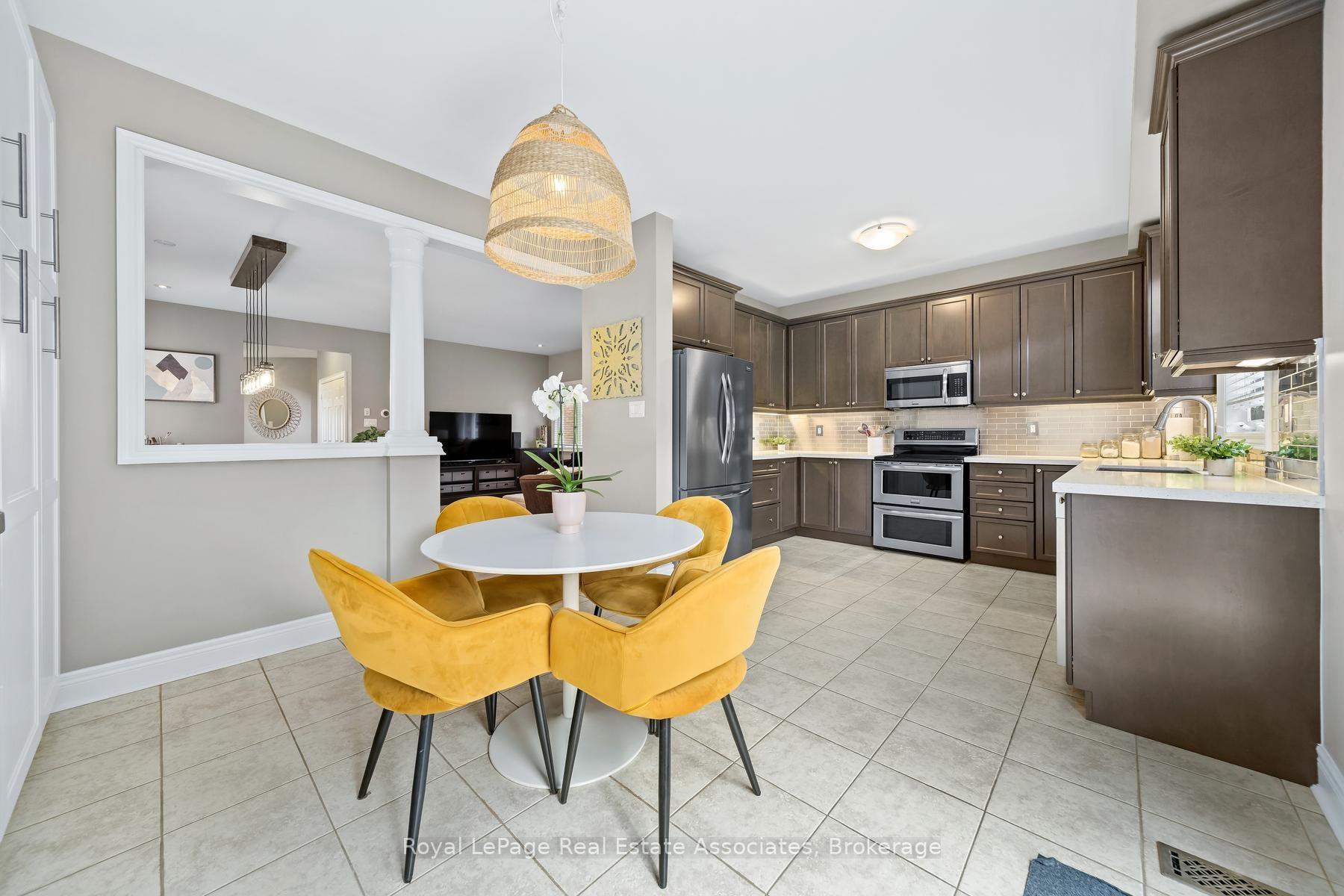 Photo 11 of 8 Duffel Crescent, Halton Hills, Georgetown — HOMEH