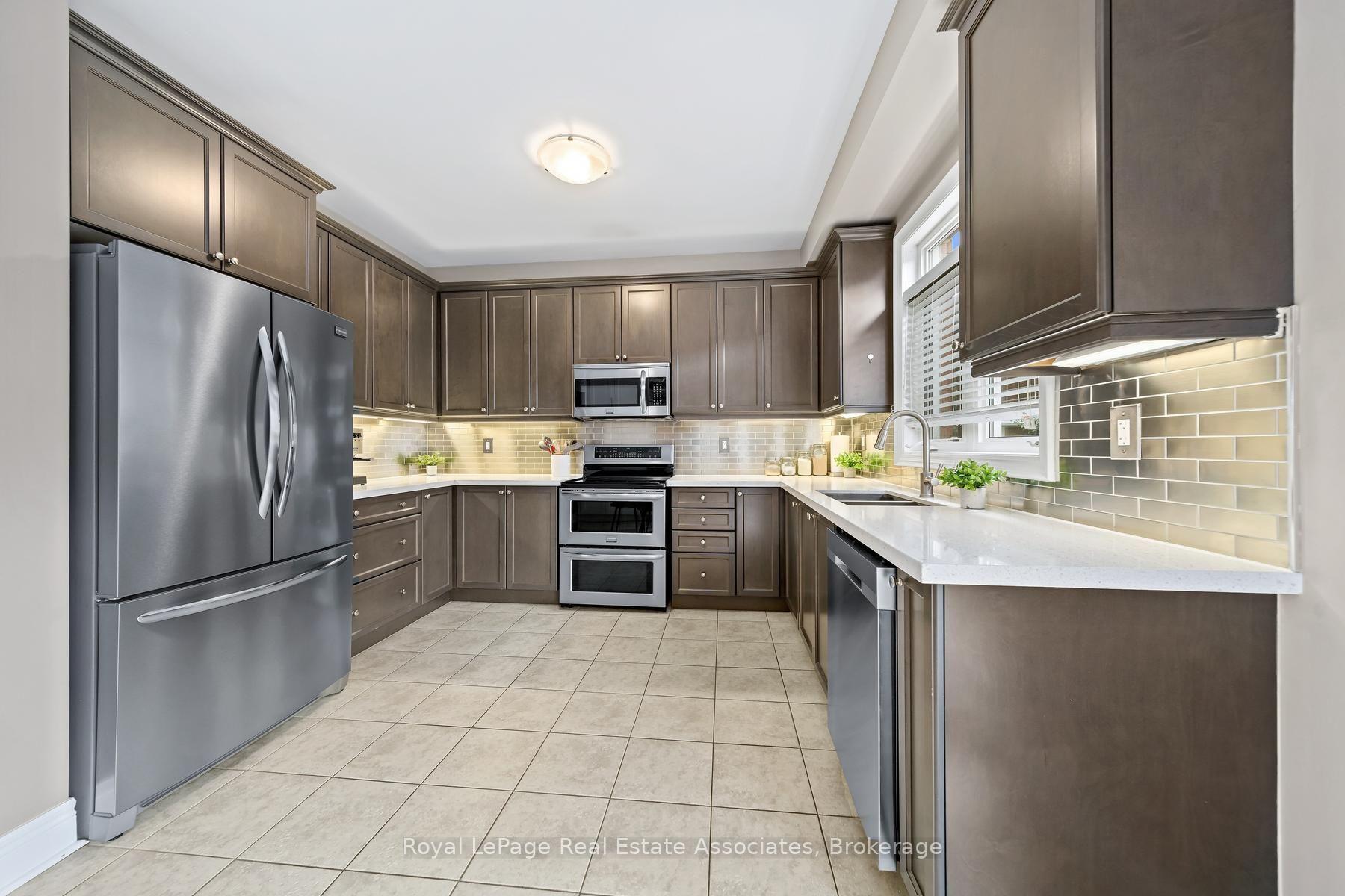 Photo 12 of 8 Duffel Crescent, Halton Hills, Georgetown — HOMEH
