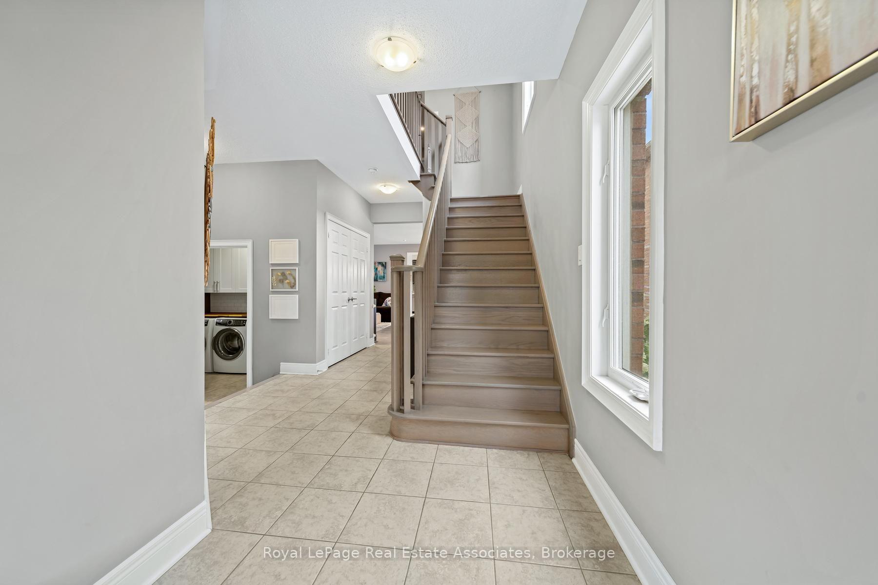 Photo 16 of 8 Duffel Crescent, Halton Hills, Georgetown — HOMEH