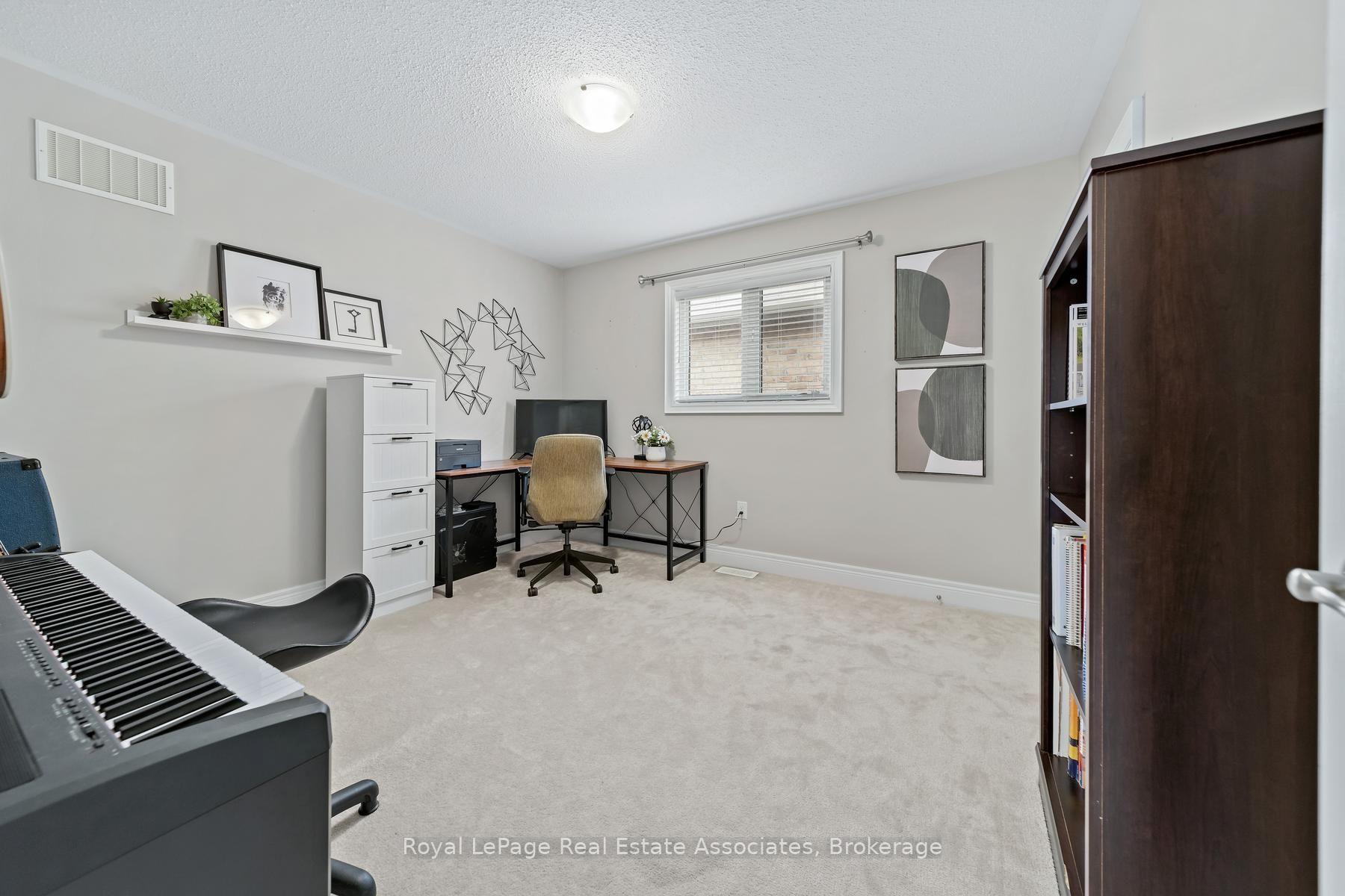 Photo 25 of 8 Duffel Crescent, Halton Hills, Georgetown — HOMEH