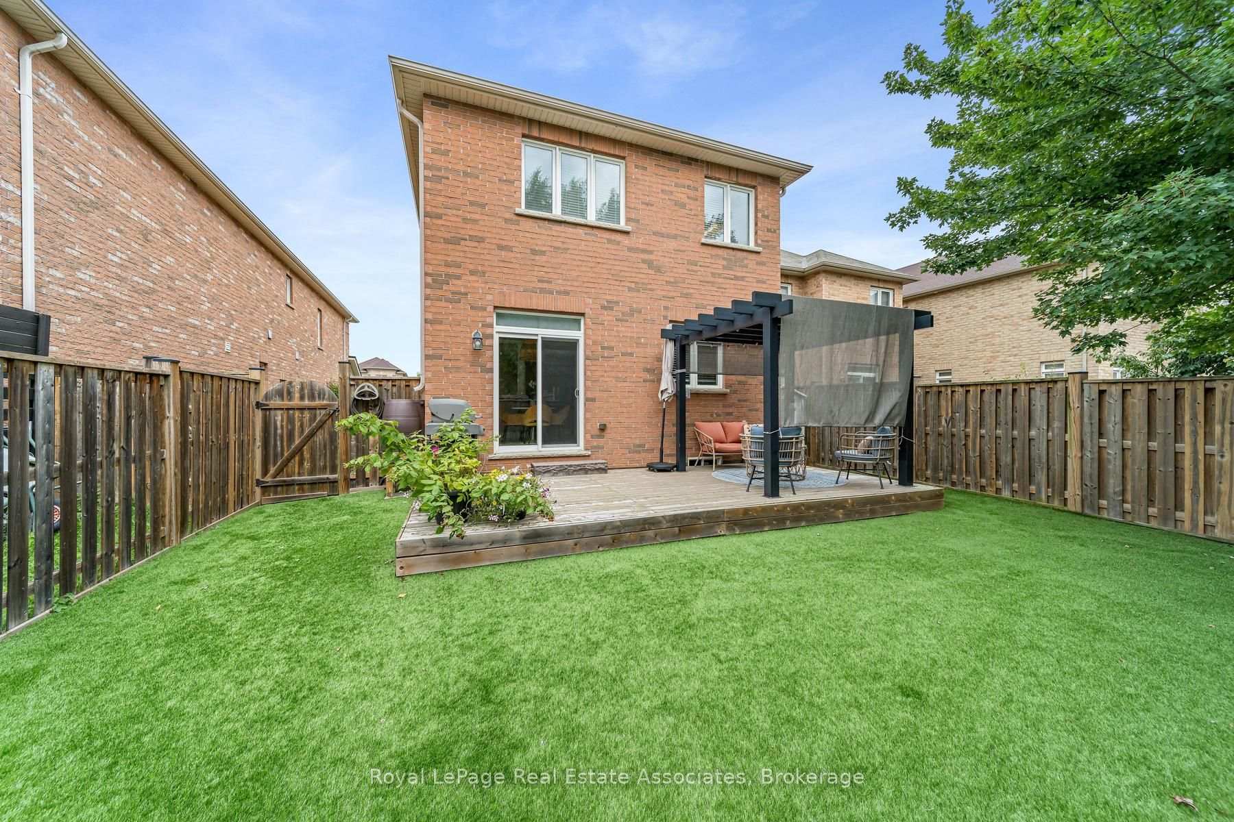Photo 34 of 8 Duffel Crescent, Halton Hills, Georgetown — HOMEH