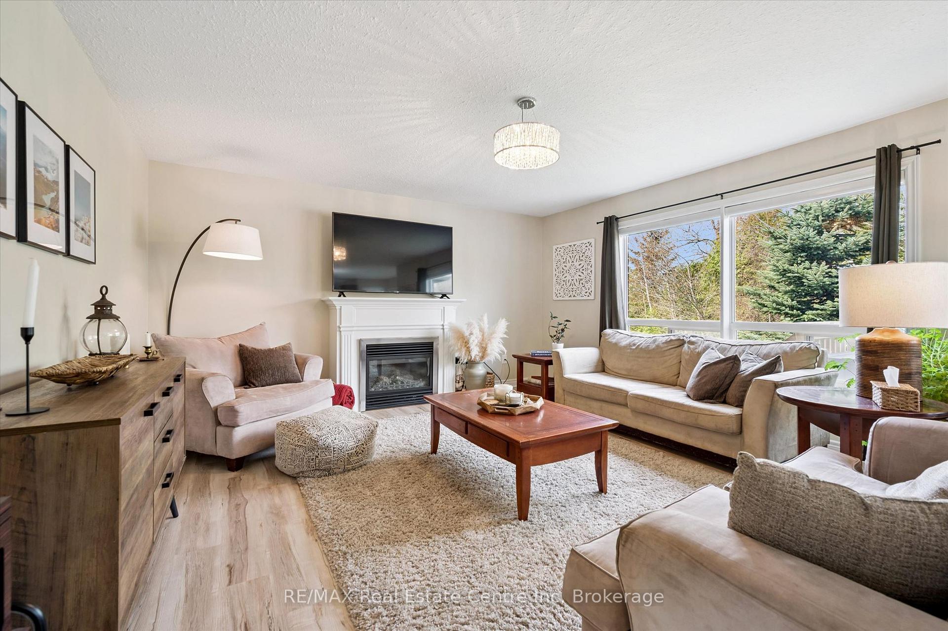 Photo 2 of 556 Black Street, Centre Wellington, Fergus — HOMEH