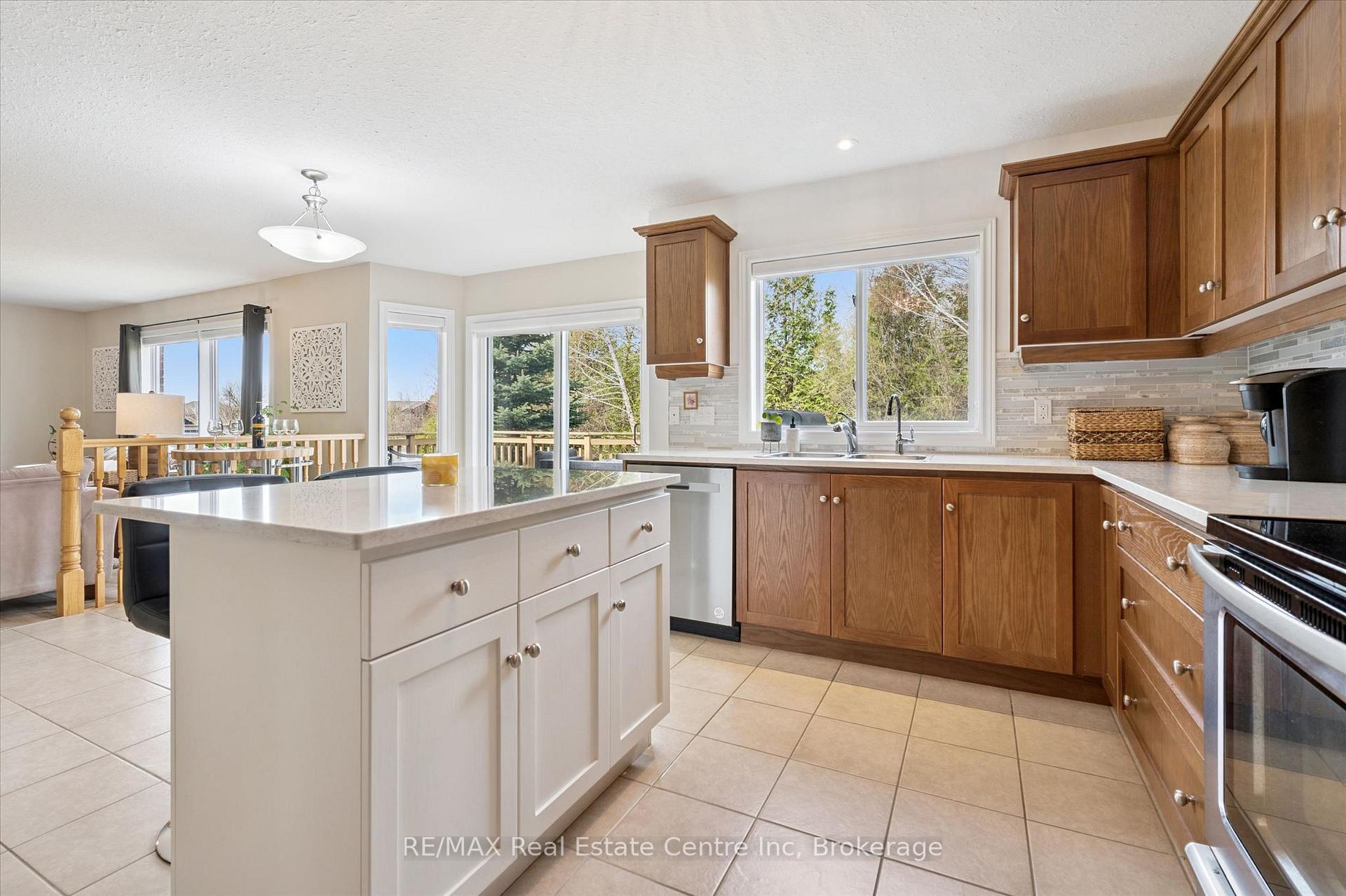 Photo 14 of 556 Black Street, Centre Wellington, Fergus — HOMEH