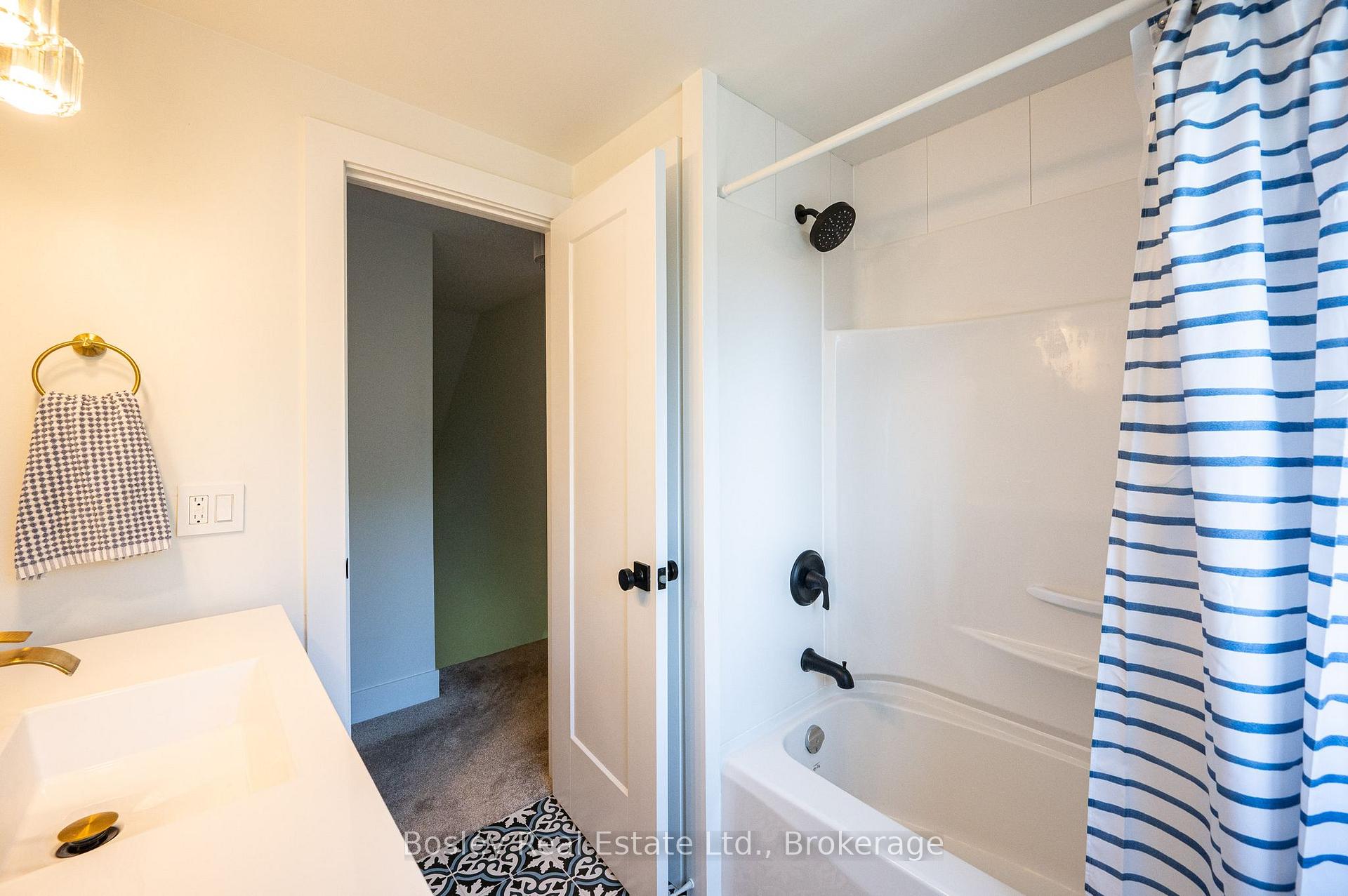 Photo 21 of 52 Stirling MacGregor Drive, Cambridge, St Andrews/Southwood — HOMEH