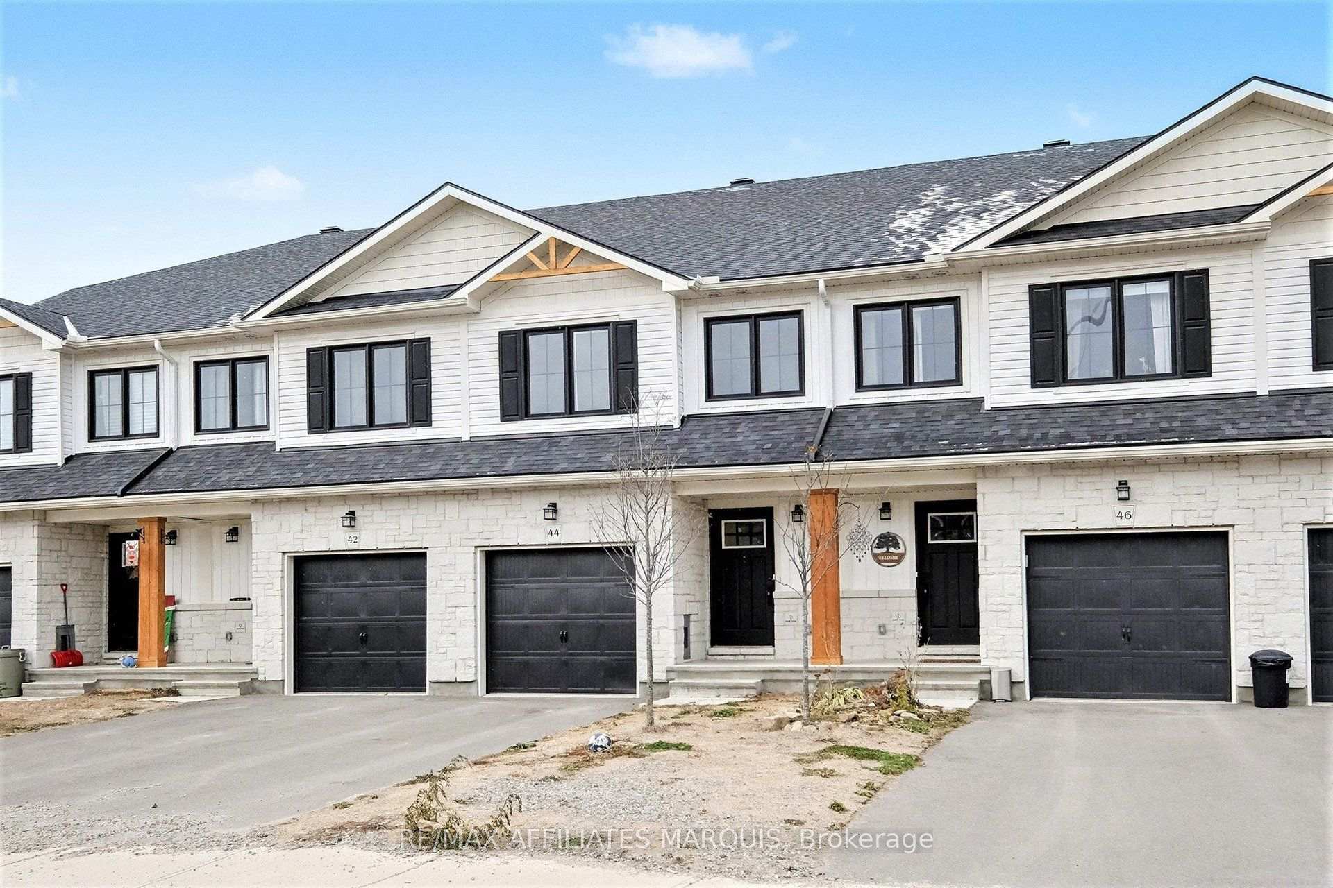 Photo 3 of 44 Whitcomb Crescent, Smiths Falls, Smiths Falls — HOMEH