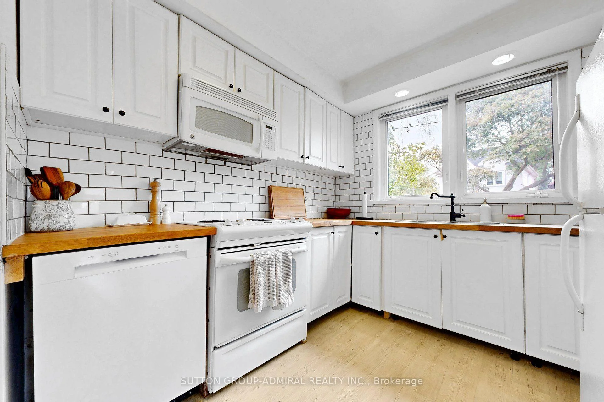 Photo 34 of 49 Talbot Road, North York, Newtonbrook West — HOMEH