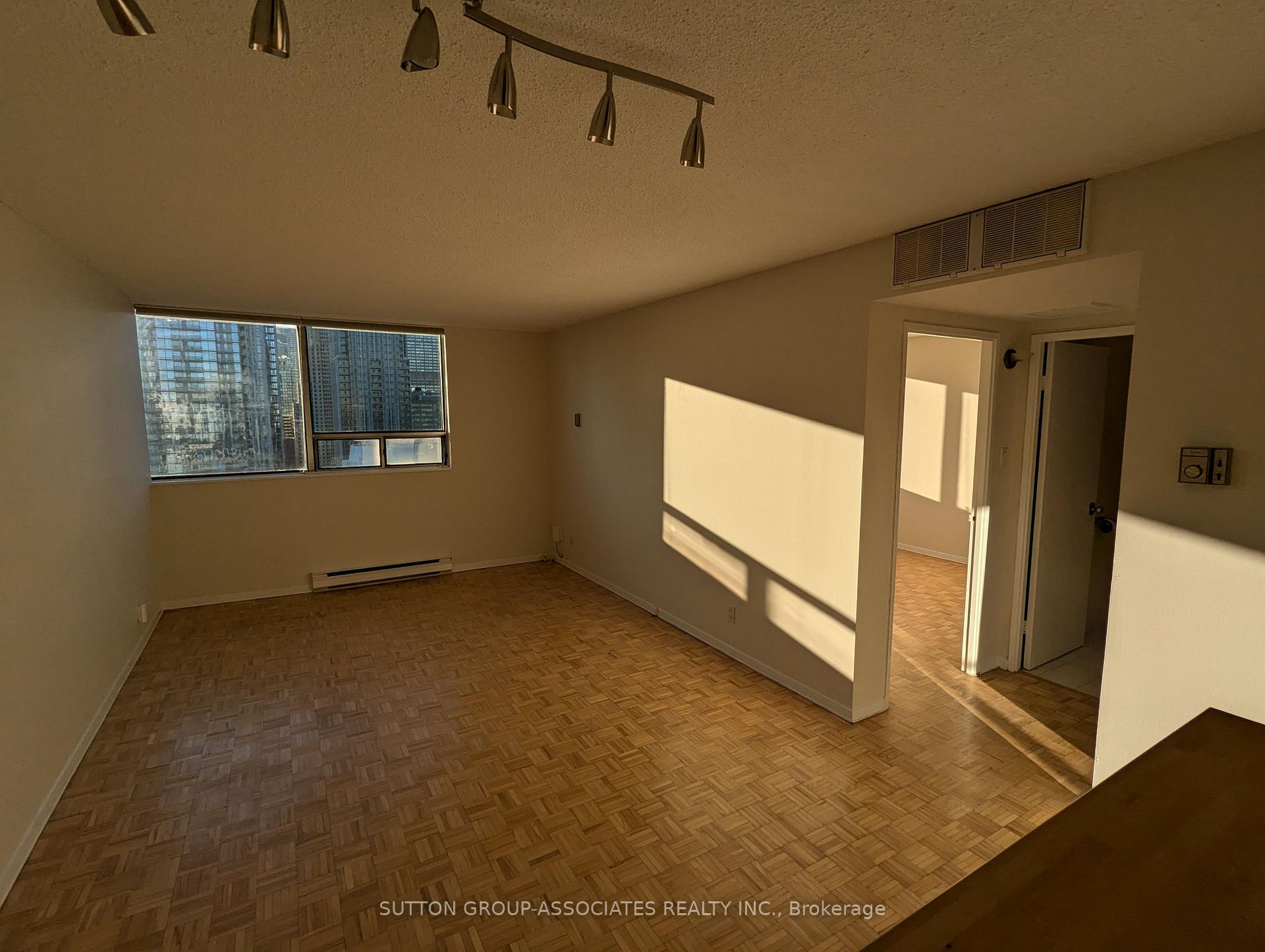 Photo 2 of Unit 2004, 914 Yonge Street, Toronto, The Annex — HOMEH