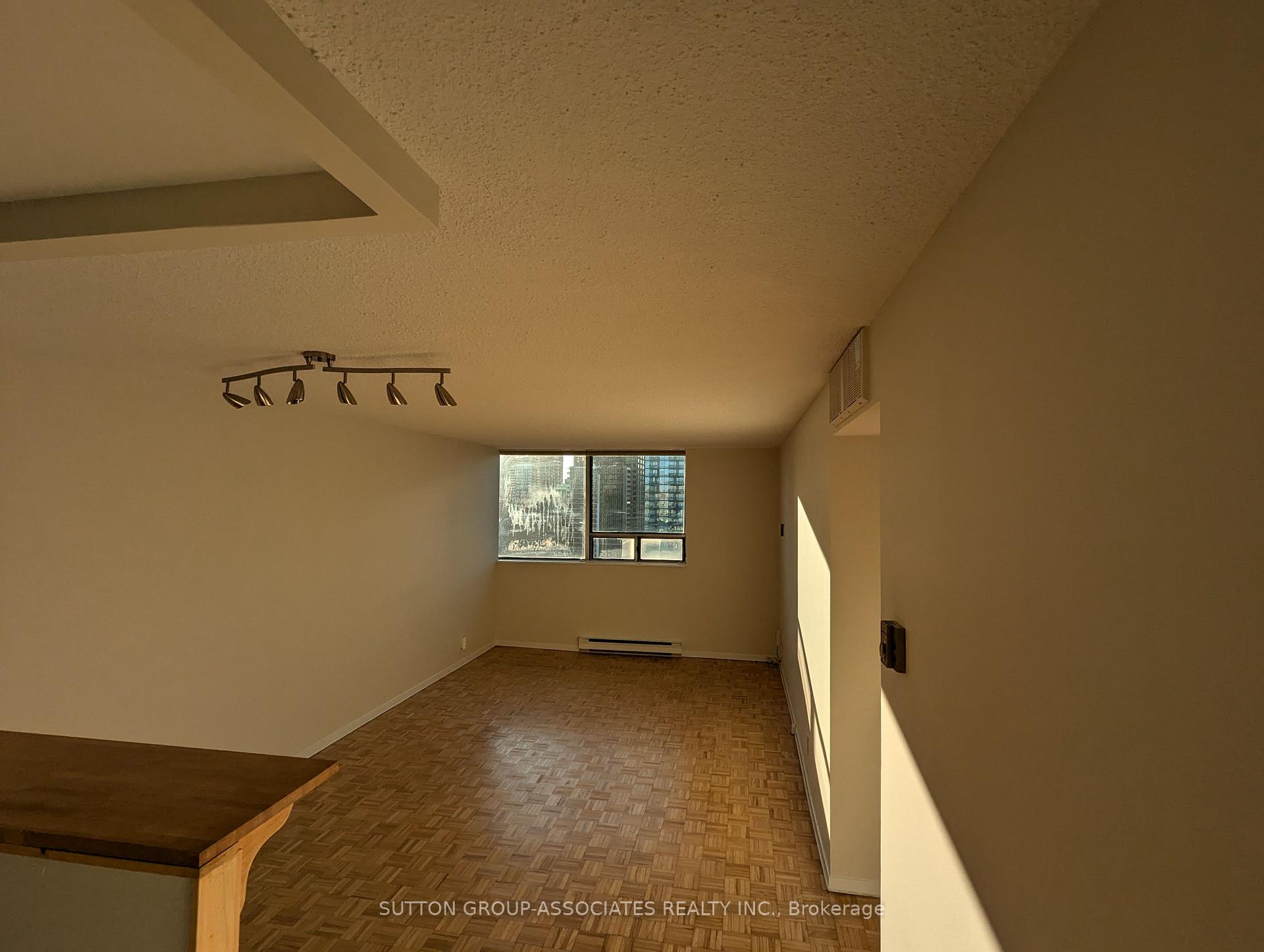 Photo 3 of Unit 2004, 914 Yonge Street, Toronto, The Annex — HOMEH
