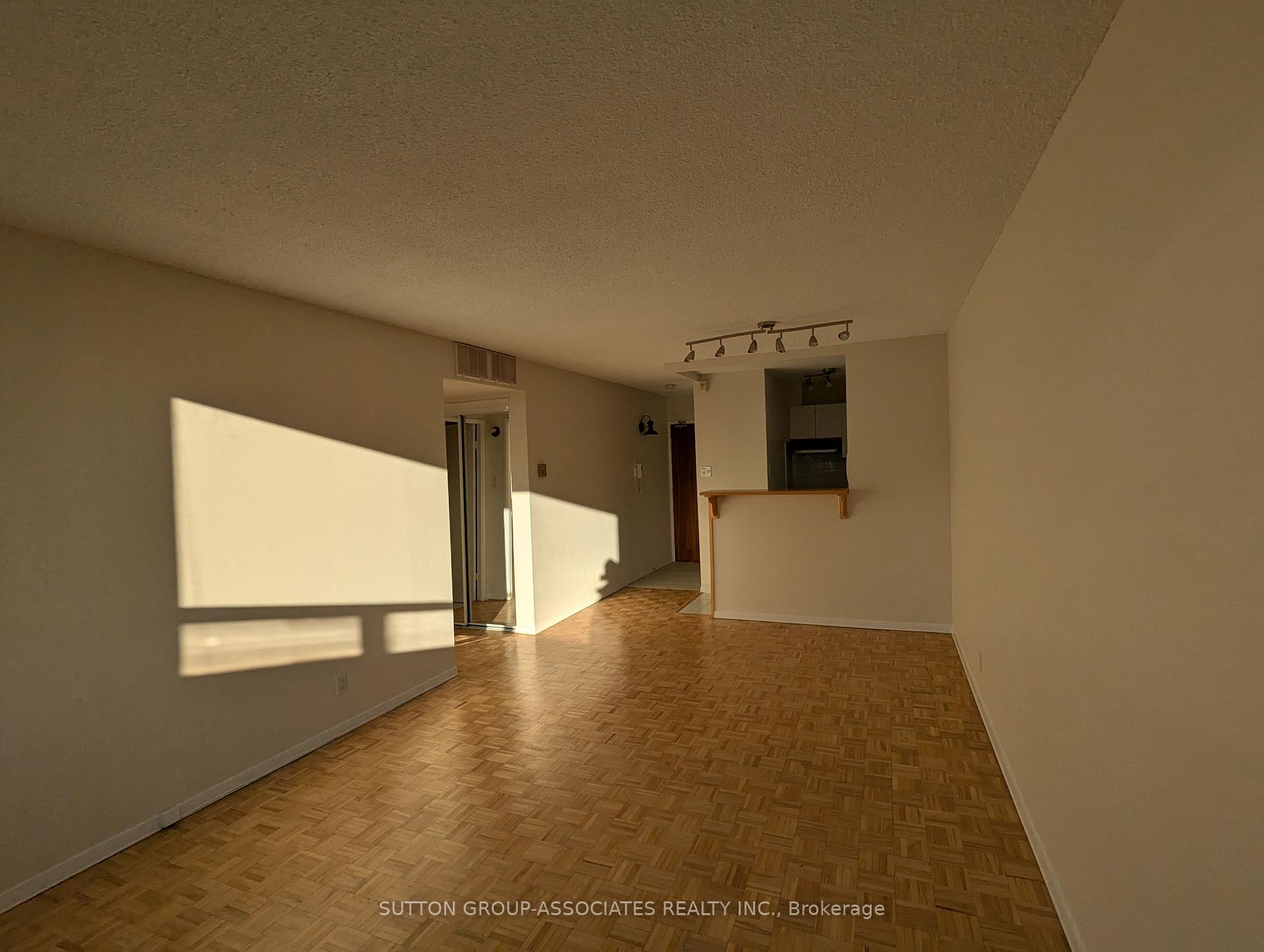 Photo 4 of Unit 2004, 914 Yonge Street, Toronto, The Annex — HOMEH