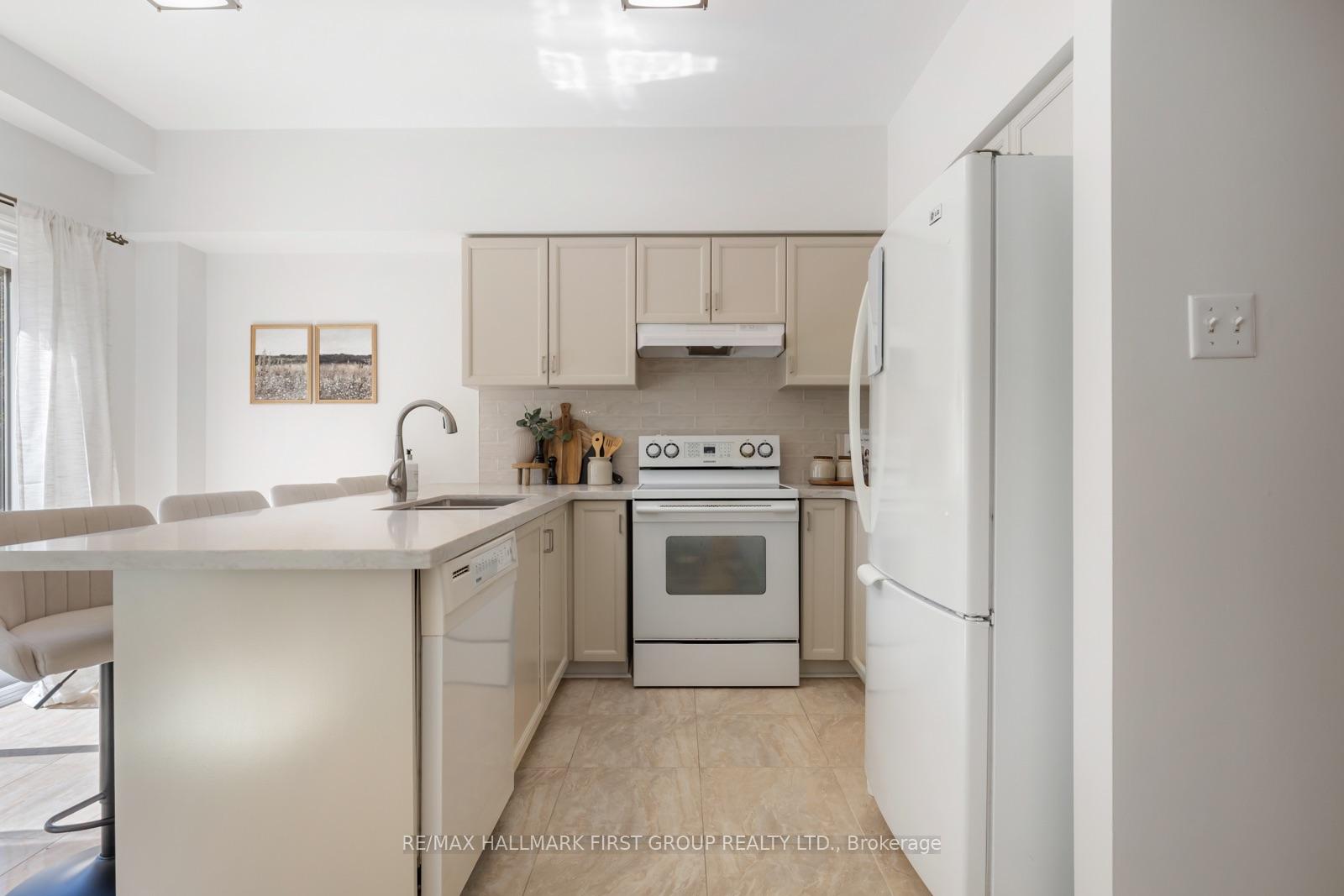 Photo 6 of 39 Bach Avenue, Whitby, Rolling Acres — HOMEH