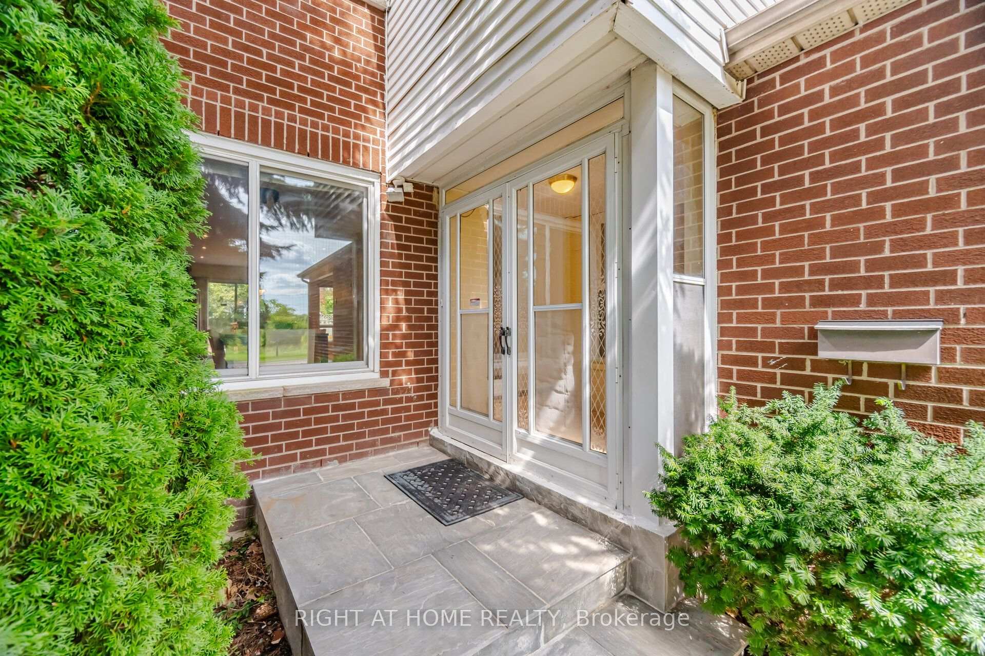 Photo 4 of 236 Austin Drive, Markham, Unionville — HOMEH