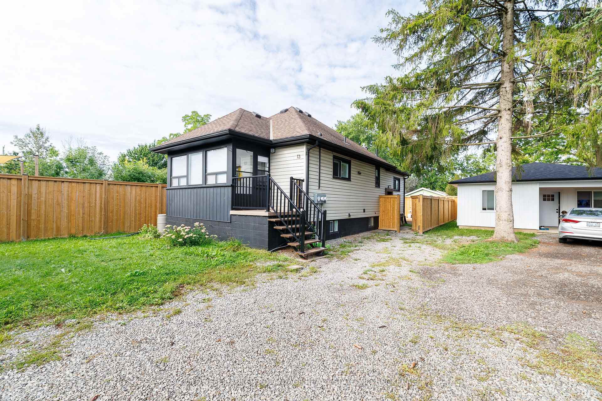 Photo of 13 Duncan Street W