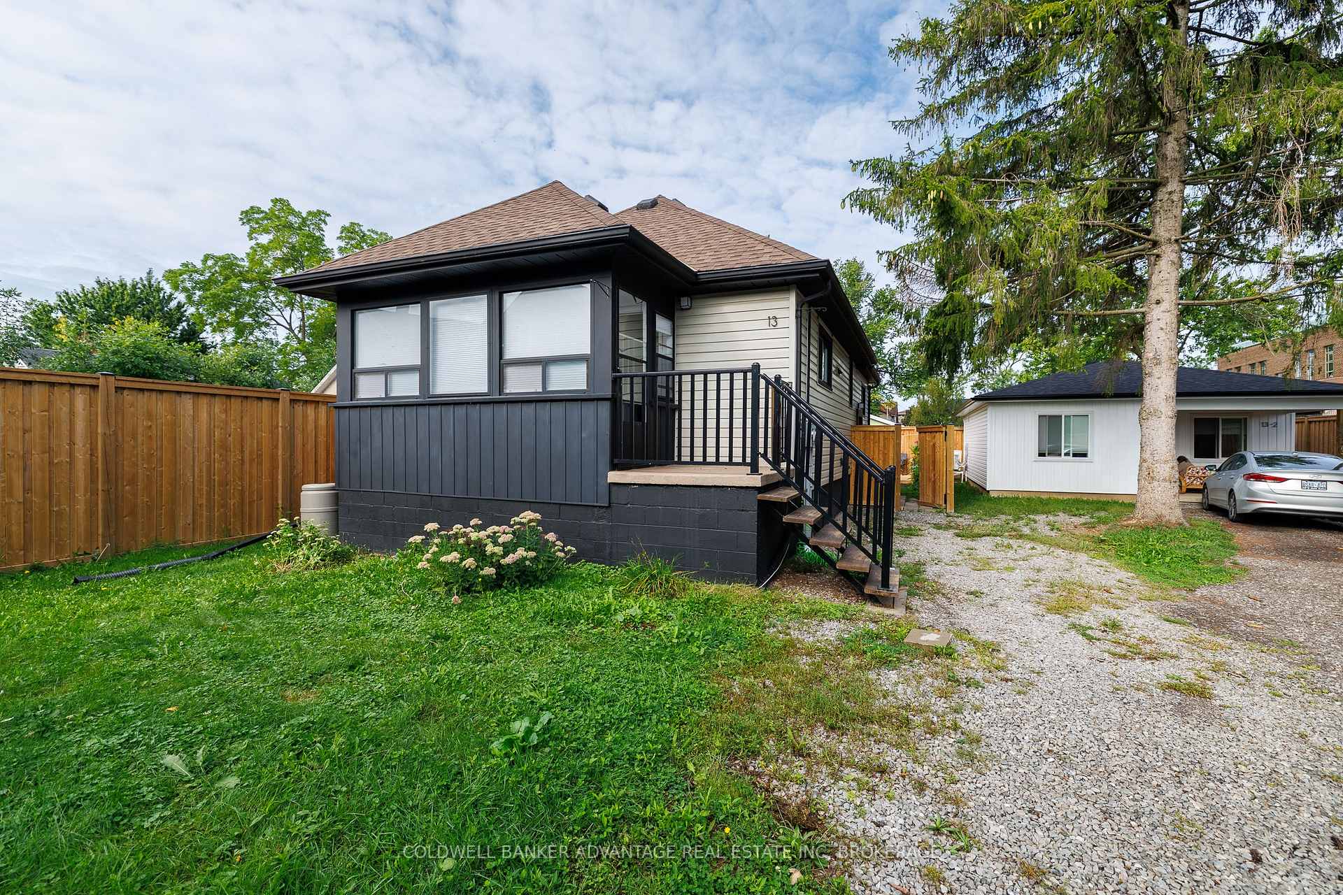 Photo 2 of 13 Duncan Street W, Welland, Lincoln/Crowland — HOMEH