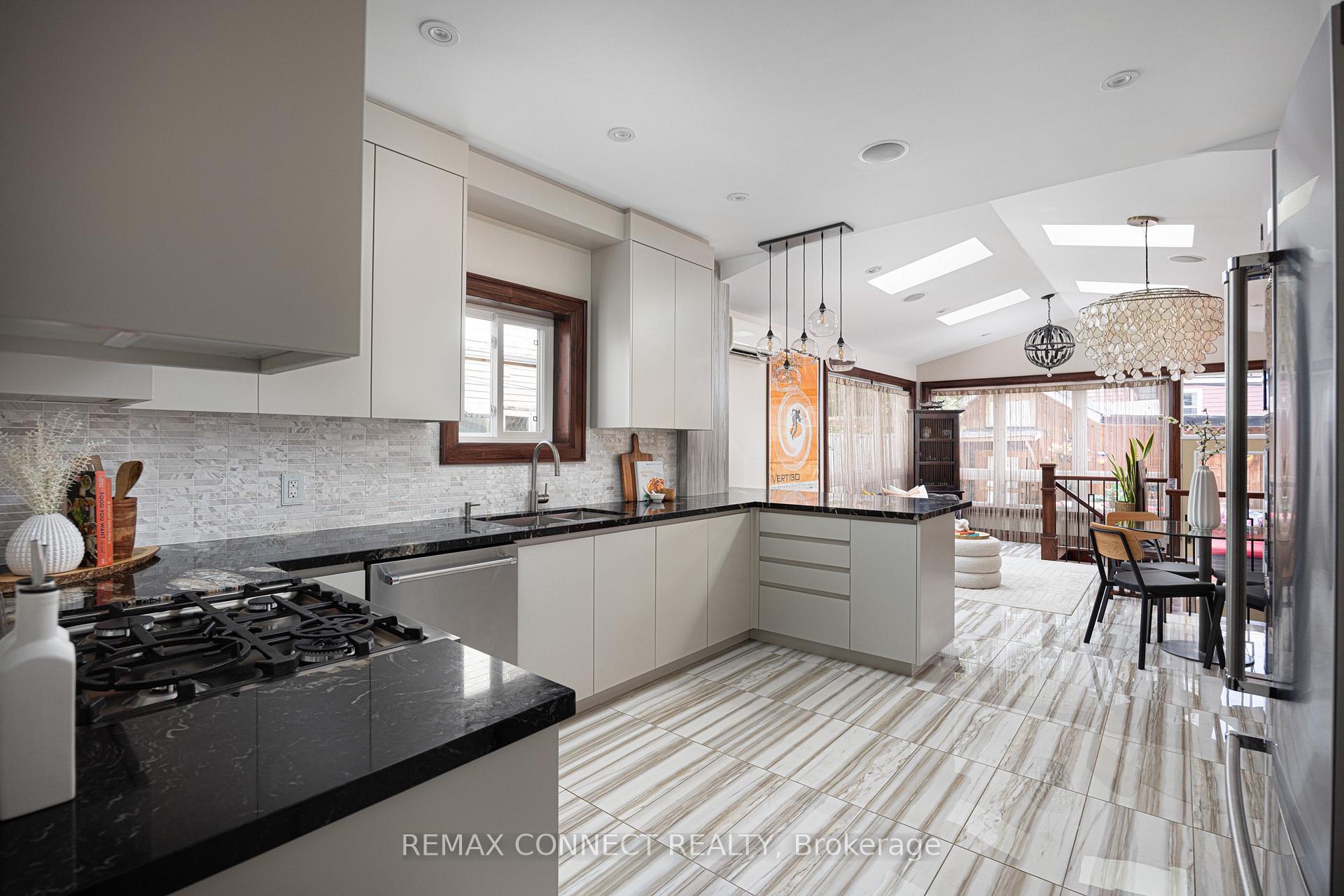 Photo 4 of 29 Denison Avenue, Toronto, Kensington-Chinatown — HOMEH