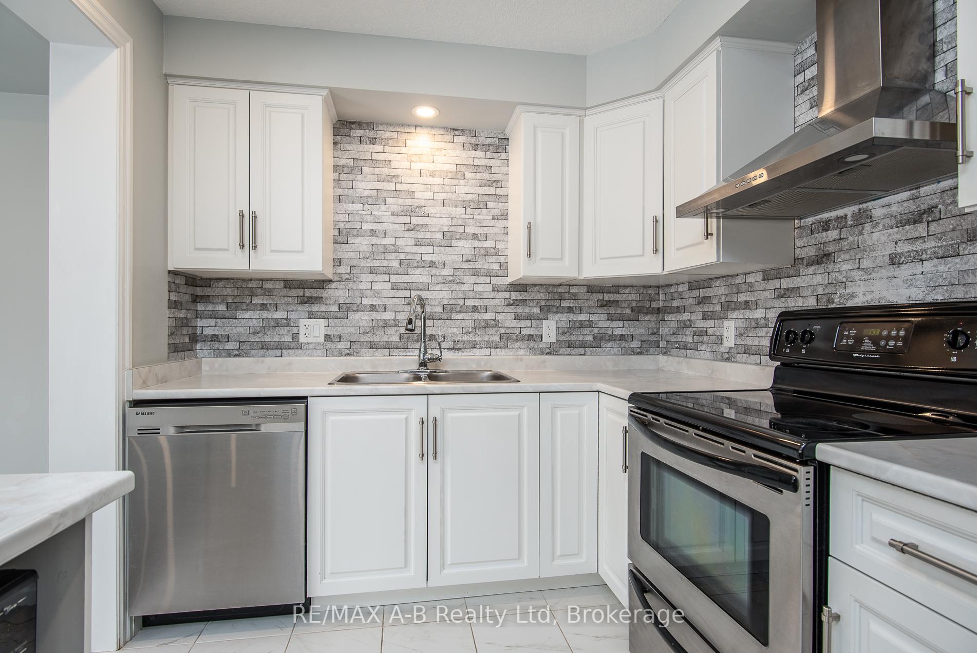 Photo 23 of 45 Robertson Drive, Stratford — HOMEH