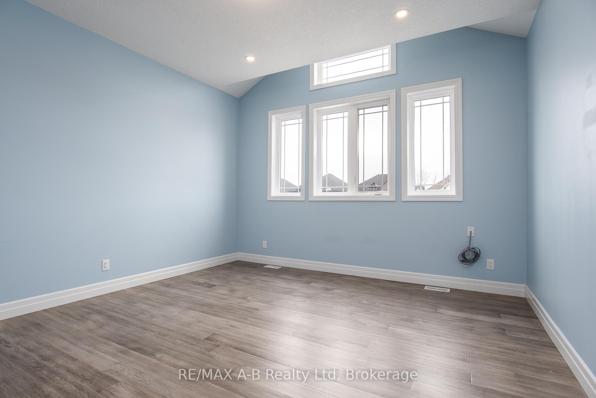 Photo 33 of 45 Robertson Drive, Stratford — HOMEH