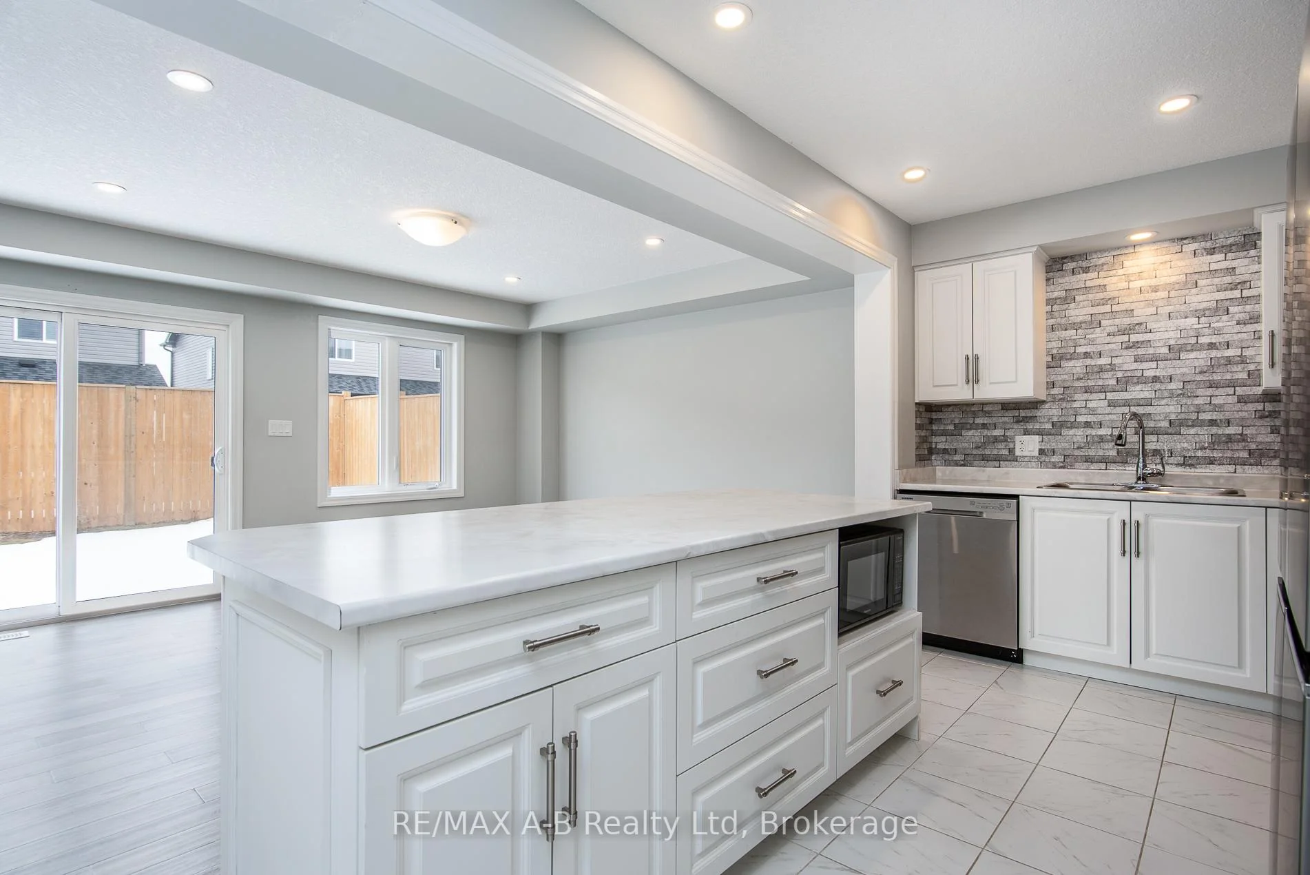 Photo 25 of 45 Robertson Drive, Stratford — HOMEH
