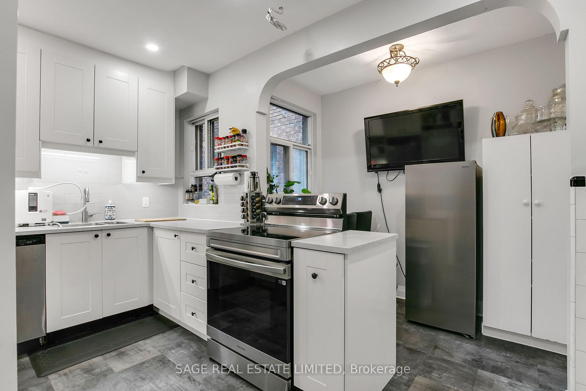 Photo 4 of Unit 204, 1840 Bathurst Street, Toronto, Humewood-Cedarvale — HOMEH