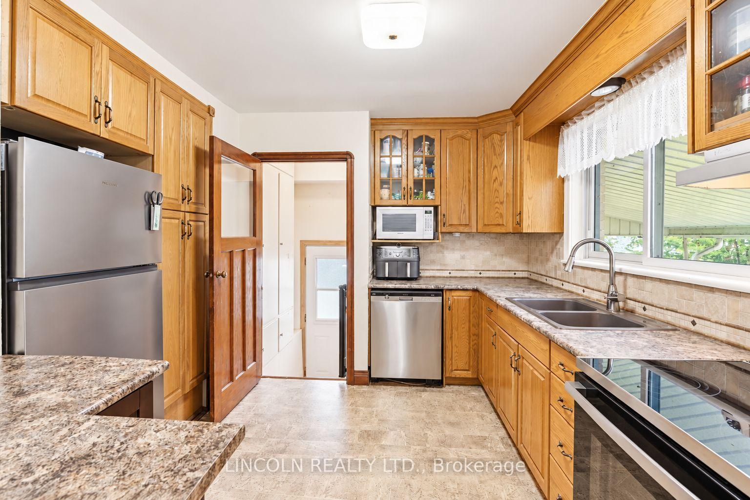 Photo 10 of 3 Brown Street, Clarington, Bowmanville — HOMEH