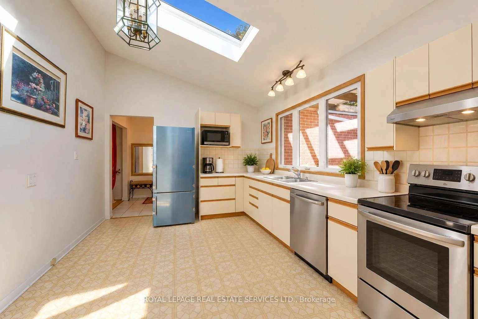 Photo 18 of 130 Solingate Drive, Oakville, Bronte — HOMEH