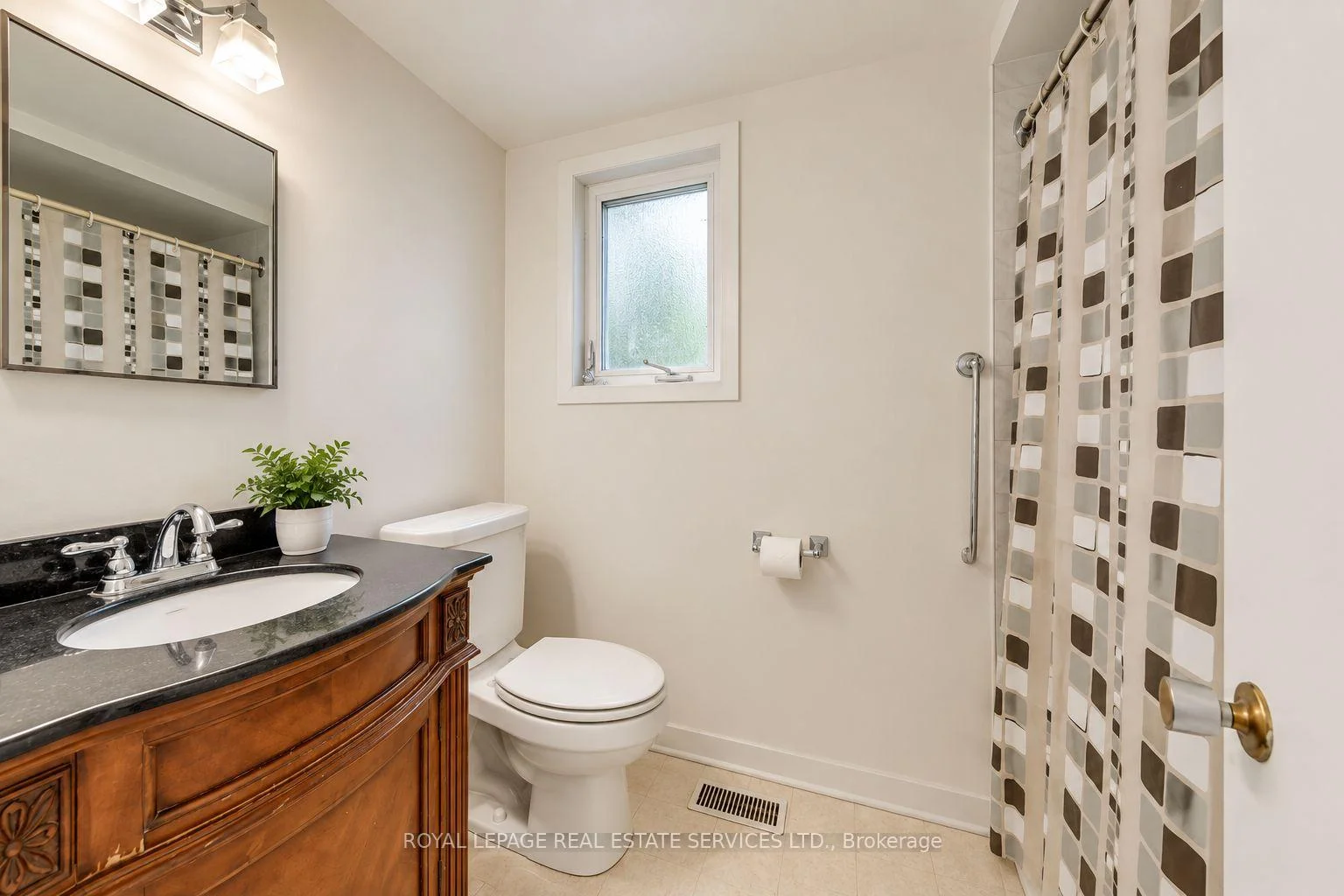Photo 21 of 130 Solingate Drive, Oakville, Bronte — HOMEH