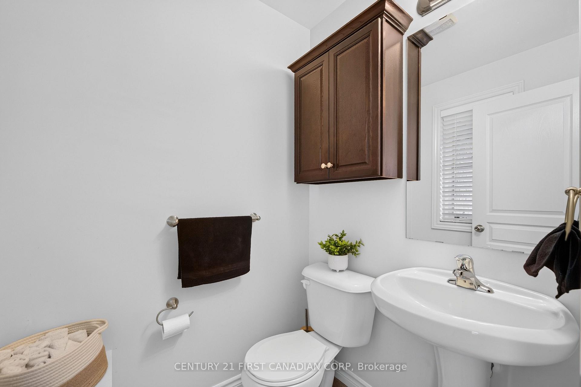 Photo 9 of 947 Silverfox Crescent E, London, North S — HOMEH