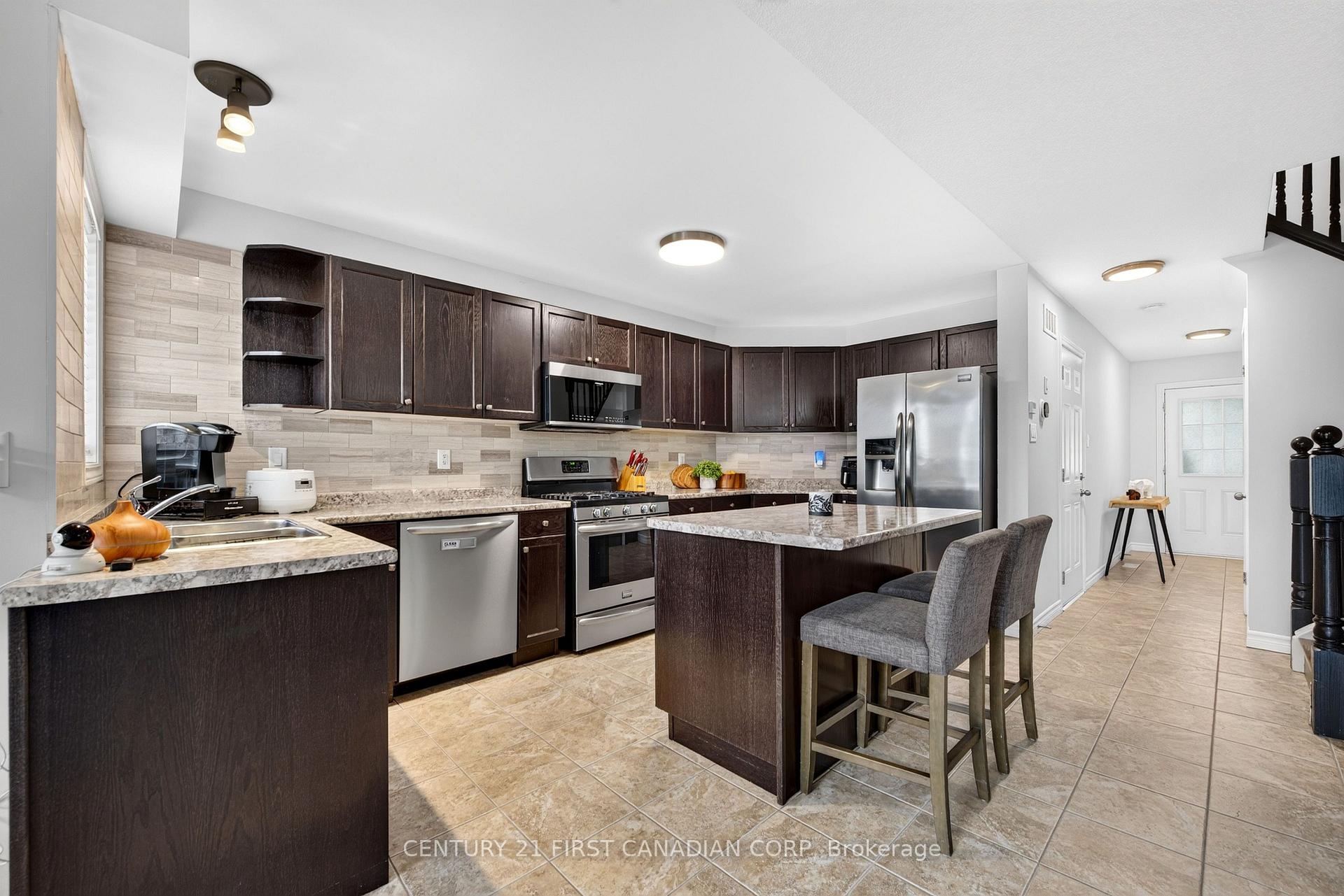 Photo 13 of 947 Silverfox Crescent E, London, North S — HOMEH