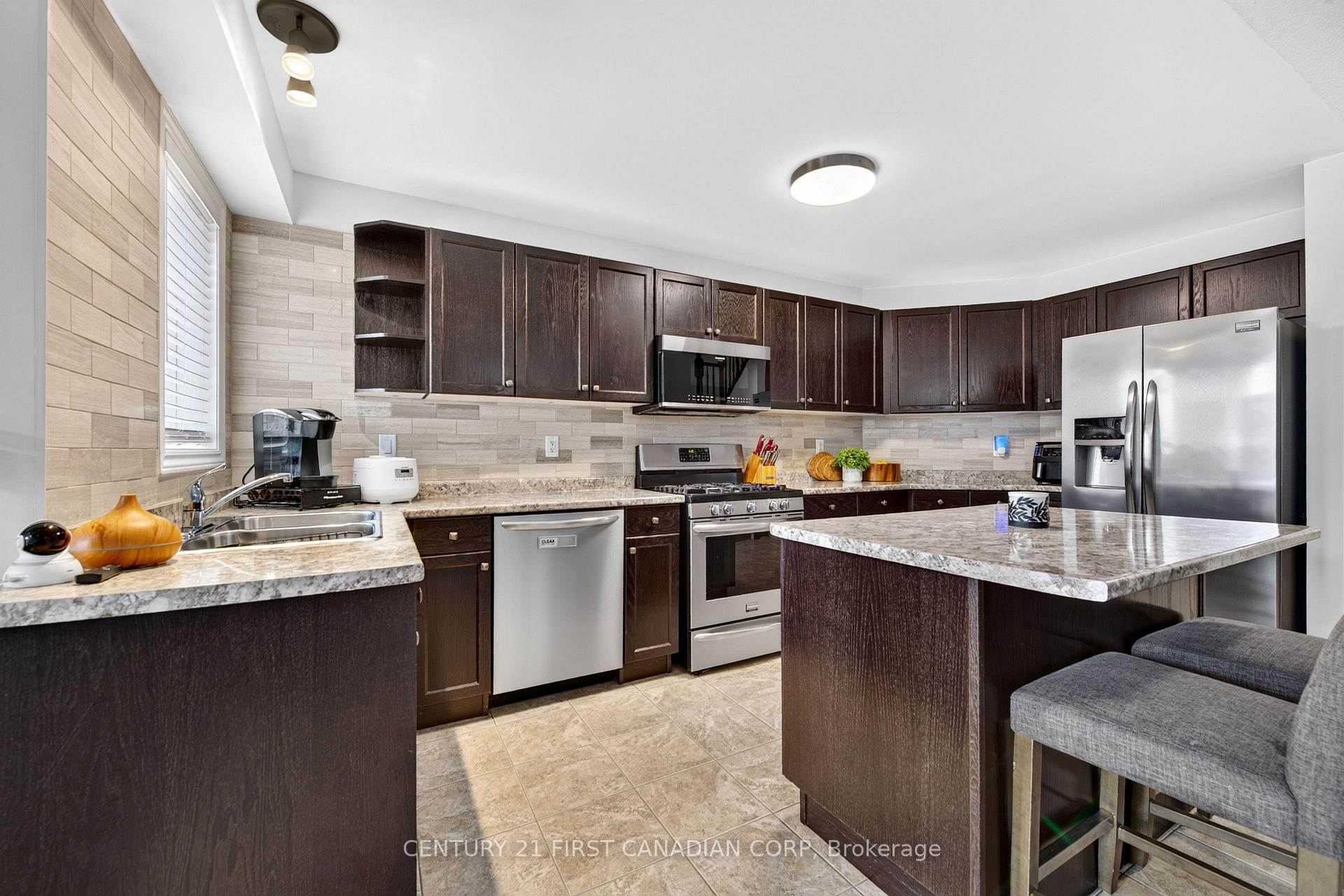 Photo 14 of 947 Silverfox Crescent E, London, North S — HOMEH