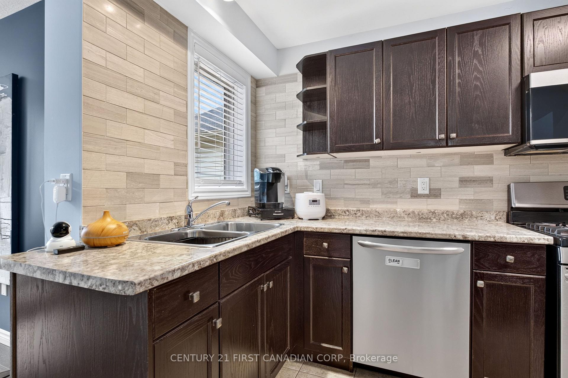 Photo 15 of 947 Silverfox Crescent E, London, North S — HOMEH