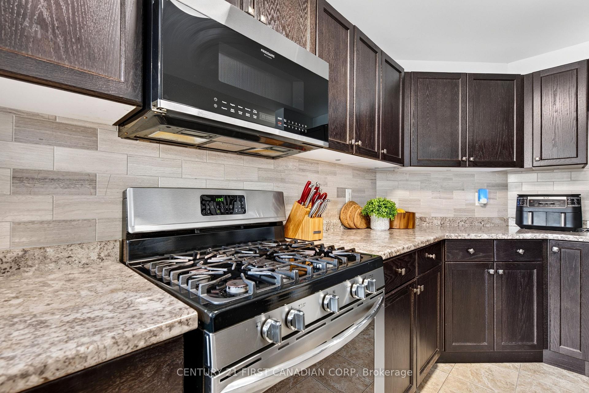 Photo 16 of 947 Silverfox Crescent E, London, North S — HOMEH