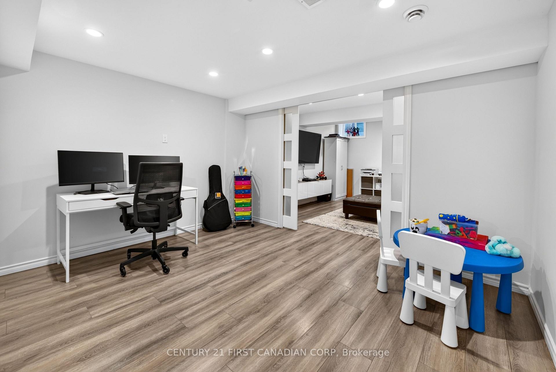 Photo 36 of 947 Silverfox Crescent E, London, North S — HOMEH