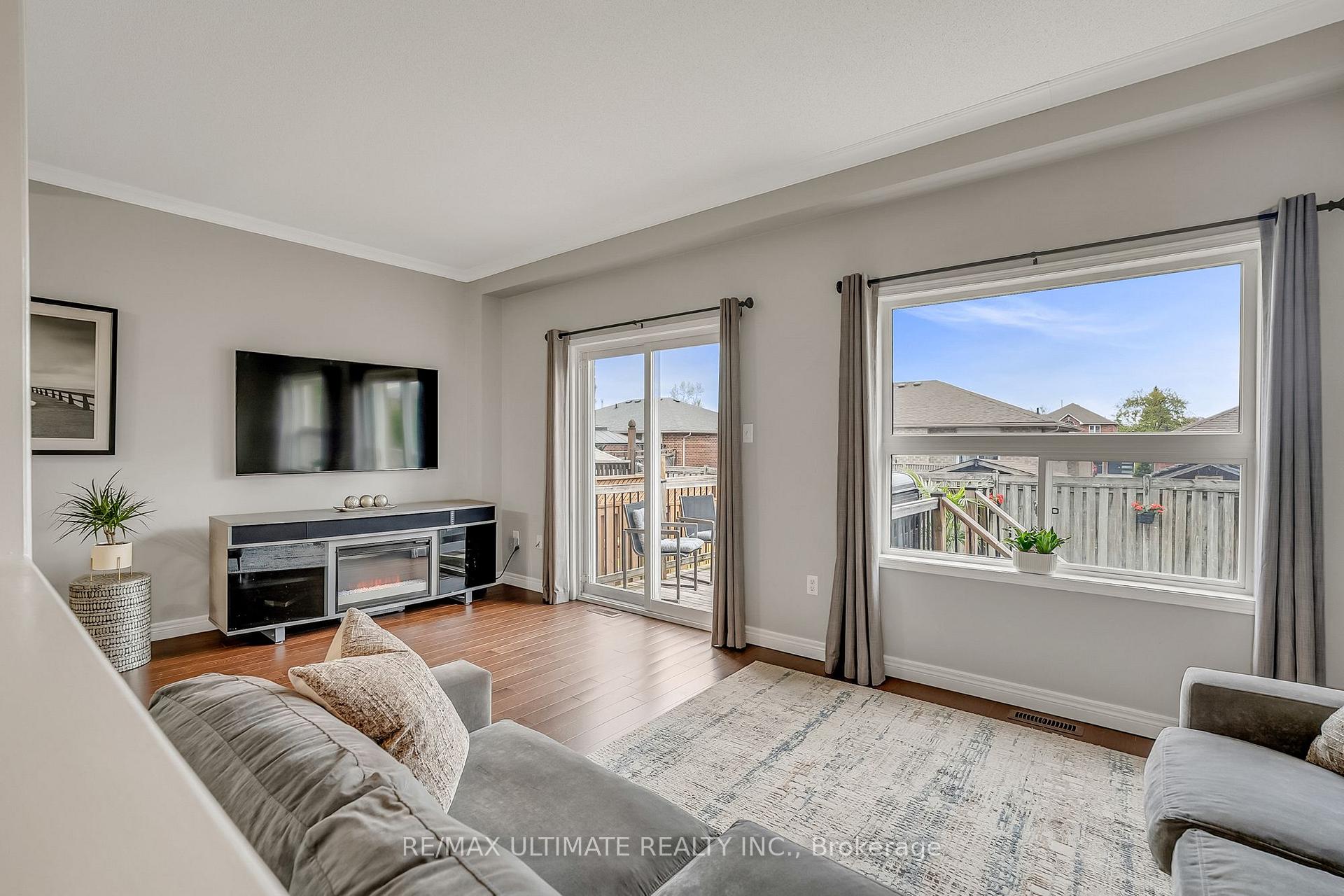 Photo 12 of 96 Bruce Crescent, Barrie, Bayshore — HOMEH