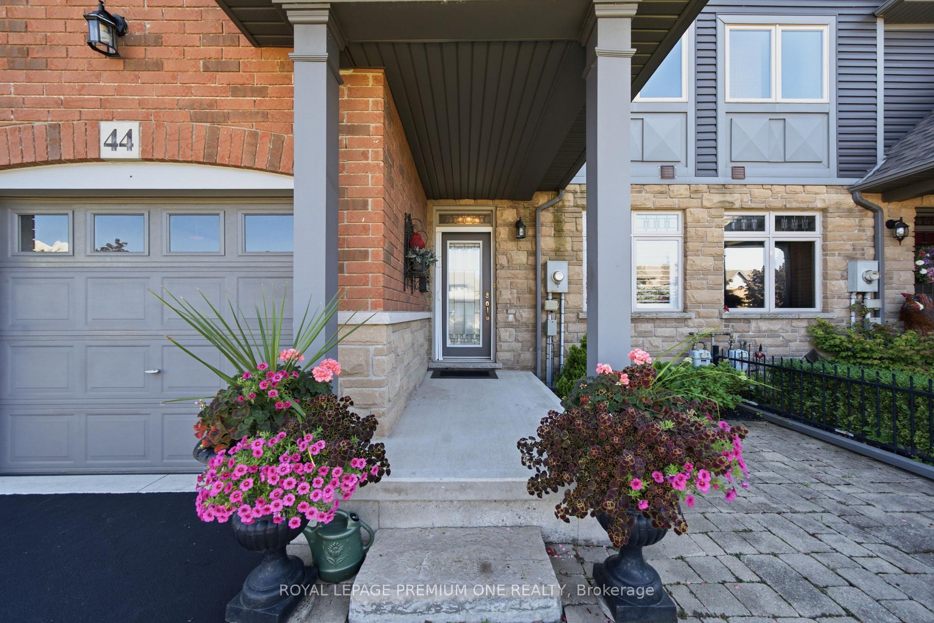 Photo 3 of 44 Conrad Place, Grimsby, Grimsby Beach — HOMEH