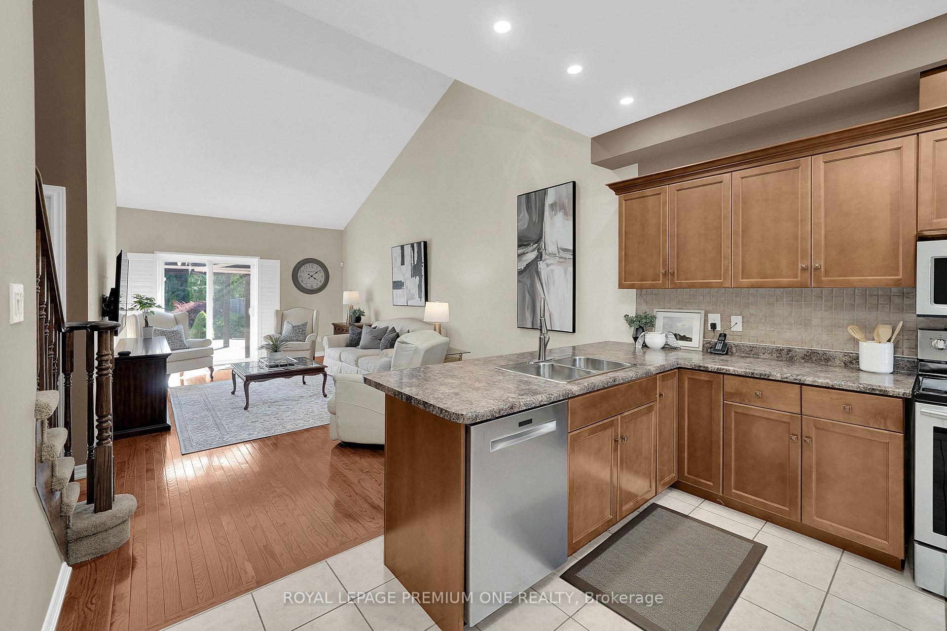 Photo 12 of 44 Conrad Place, Grimsby, Grimsby Beach — HOMEH