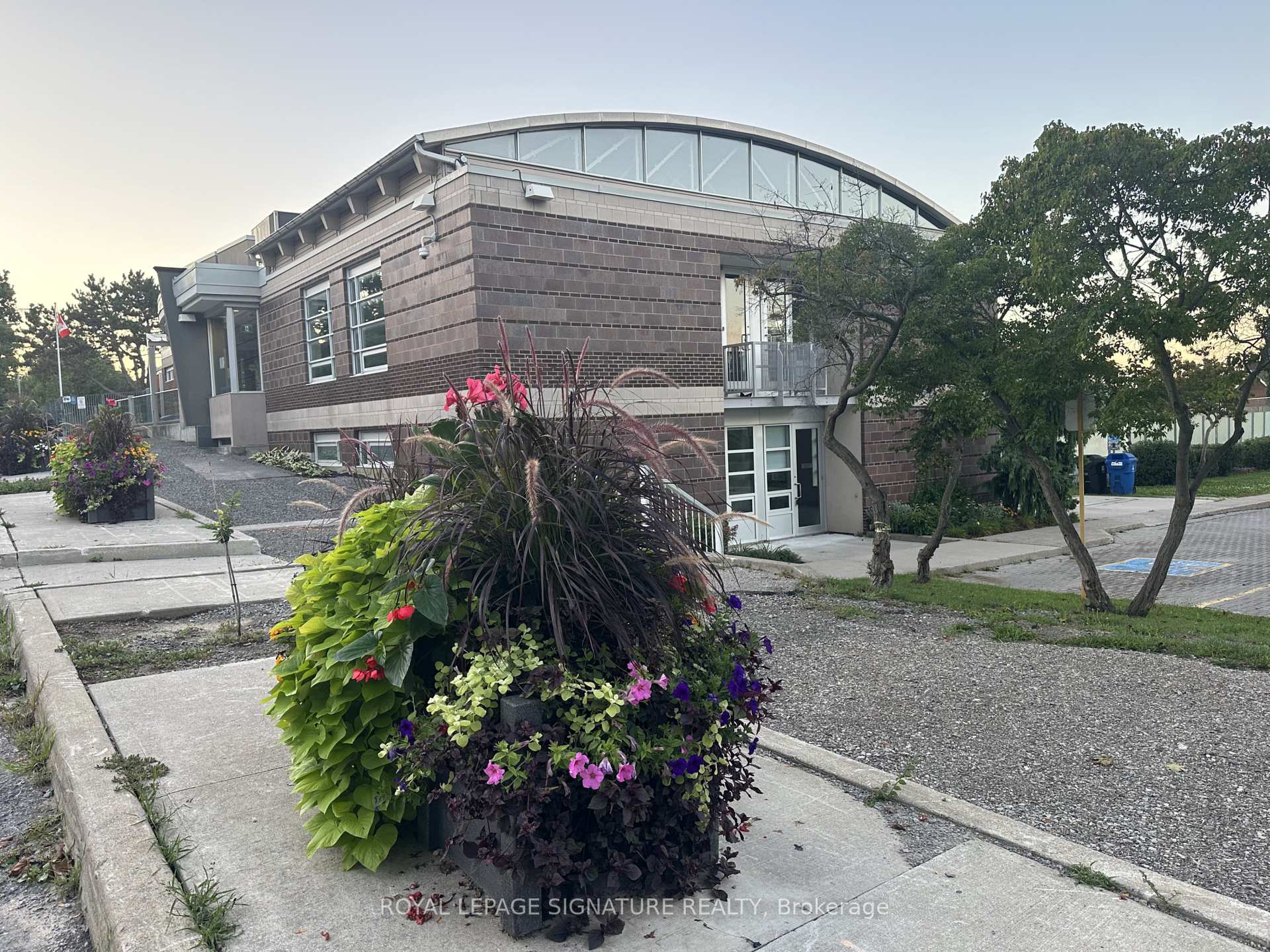 Photo 12 of 73 Castlegrove Boulevard, North York, Parkwoods-Donalda — HOMEH