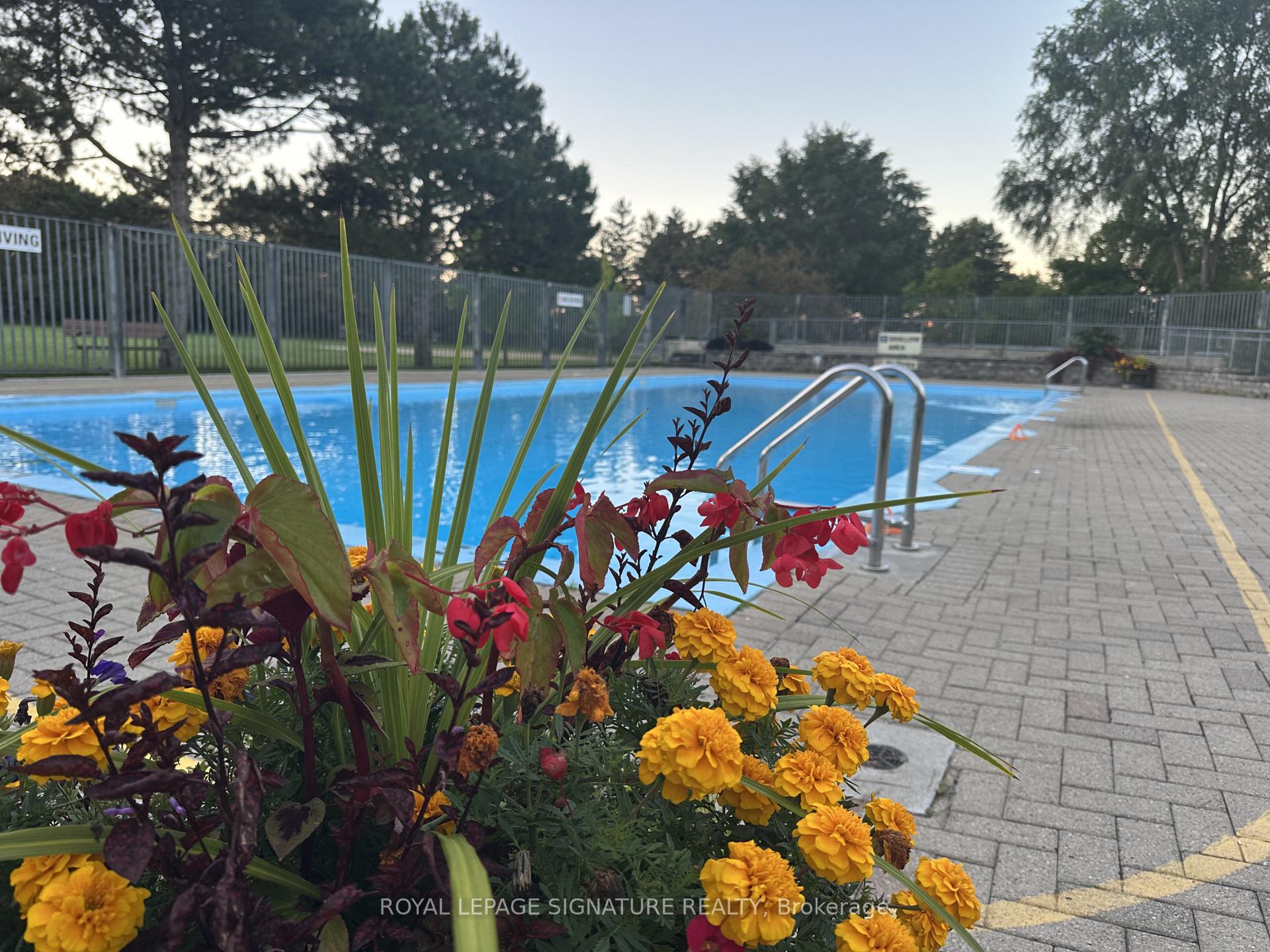 Photo 13 of 73 Castlegrove Boulevard, North York, Parkwoods-Donalda — HOMEH