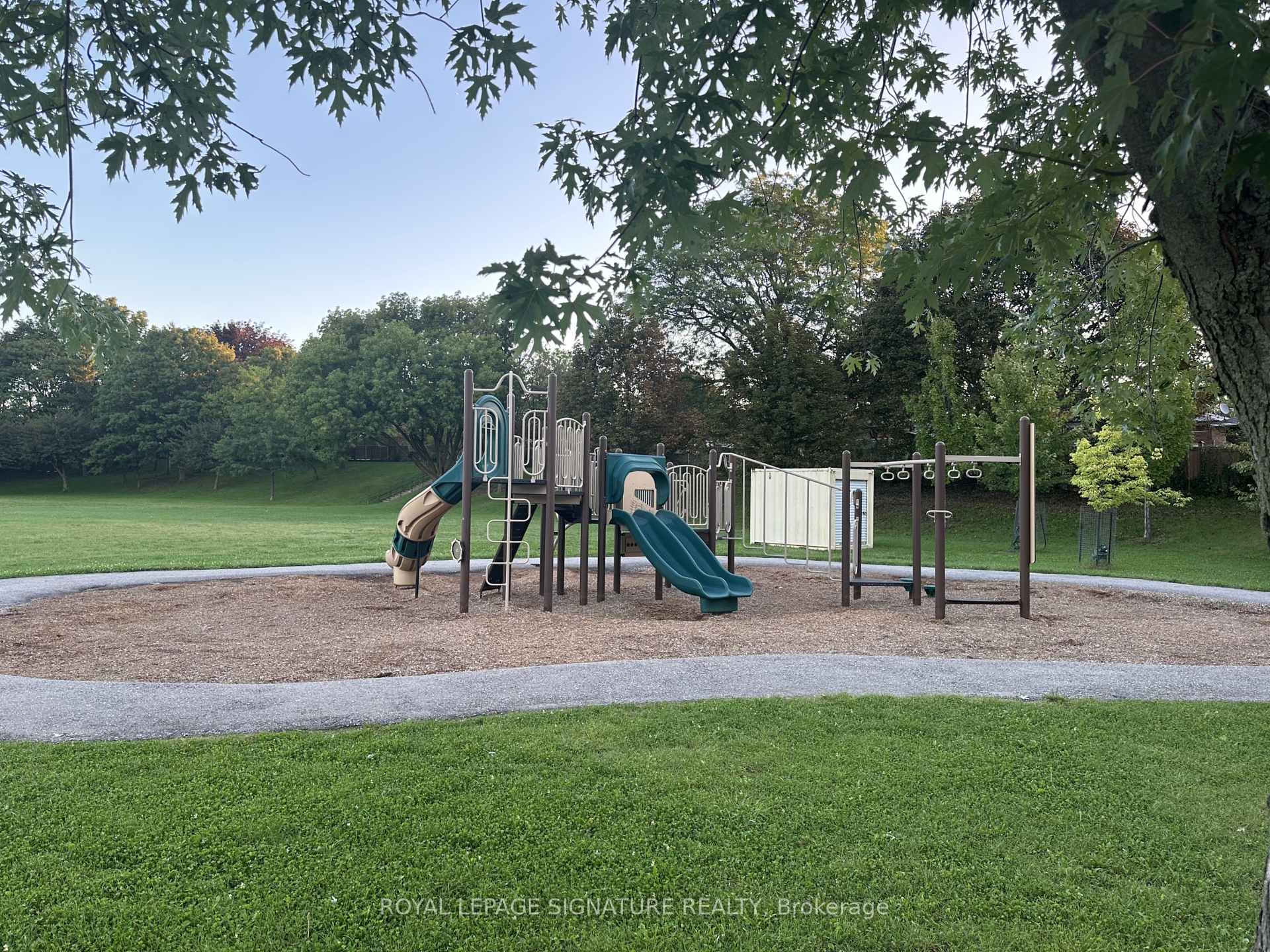 Photo 19 of 73 Castlegrove Boulevard, North York, Parkwoods-Donalda — HOMEH