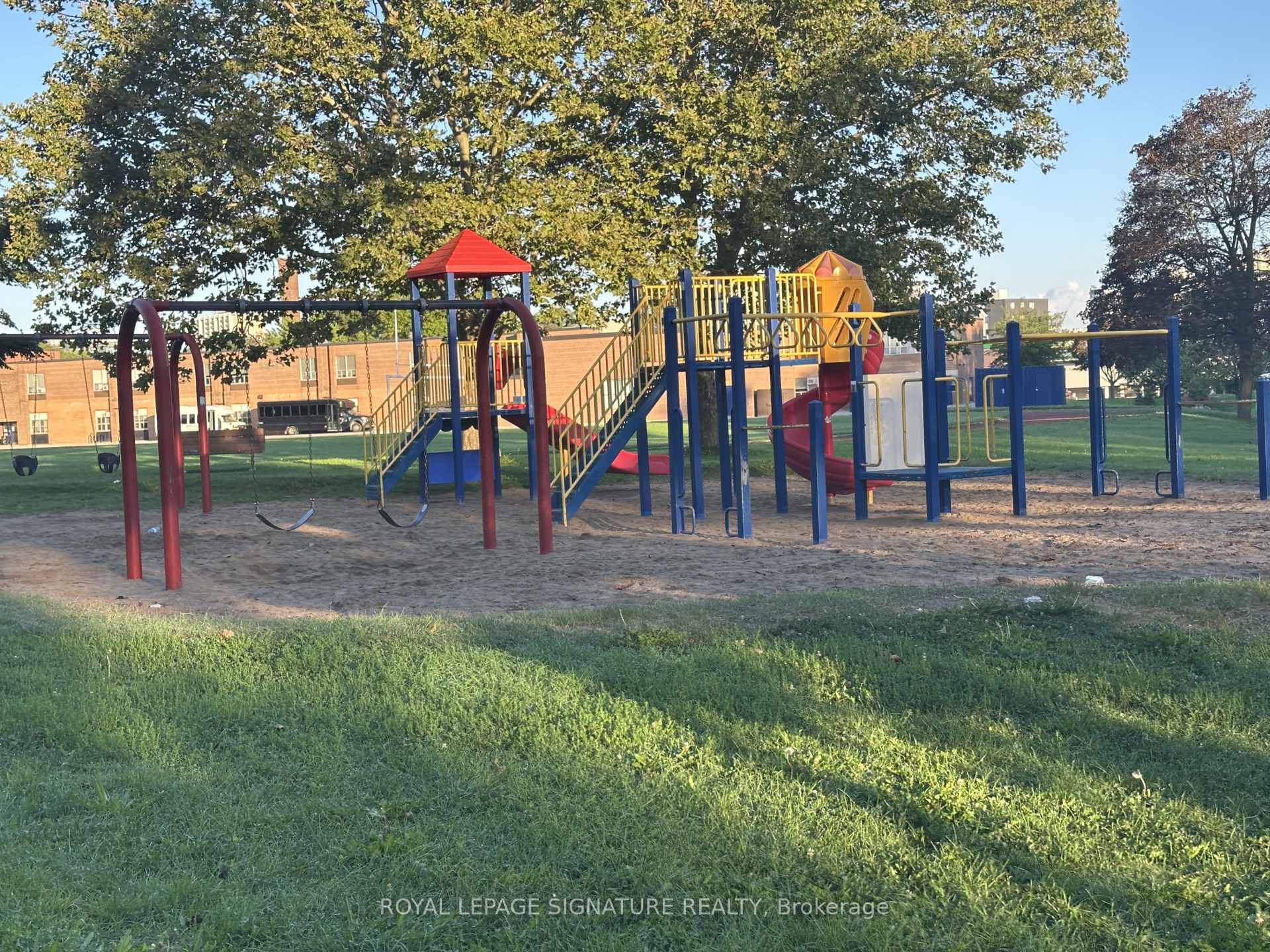 Photo 23 of 73 Castlegrove Boulevard, North York, Parkwoods-Donalda — HOMEH