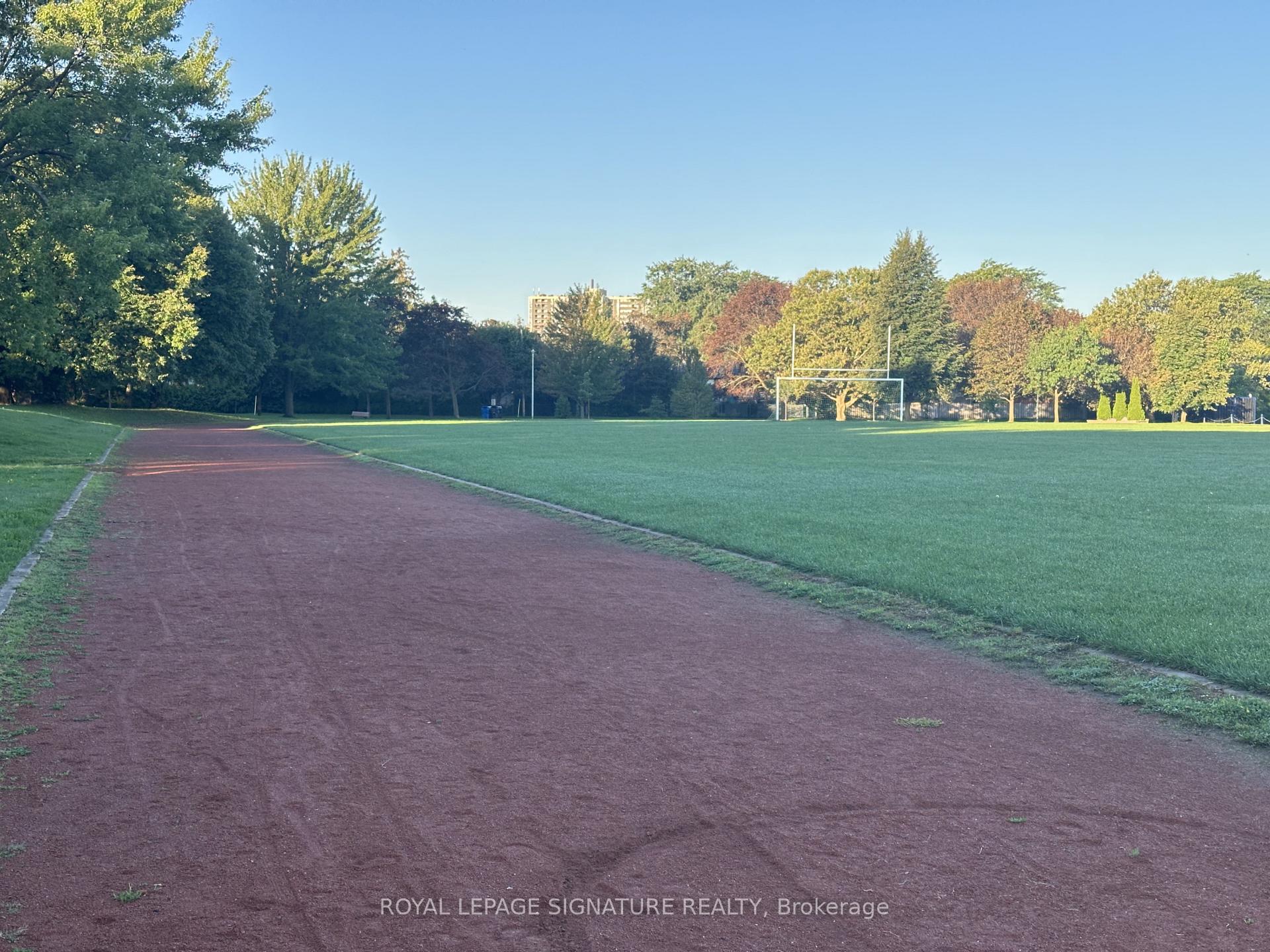 Photo 24 of 73 Castlegrove Boulevard, North York, Parkwoods-Donalda — HOMEH