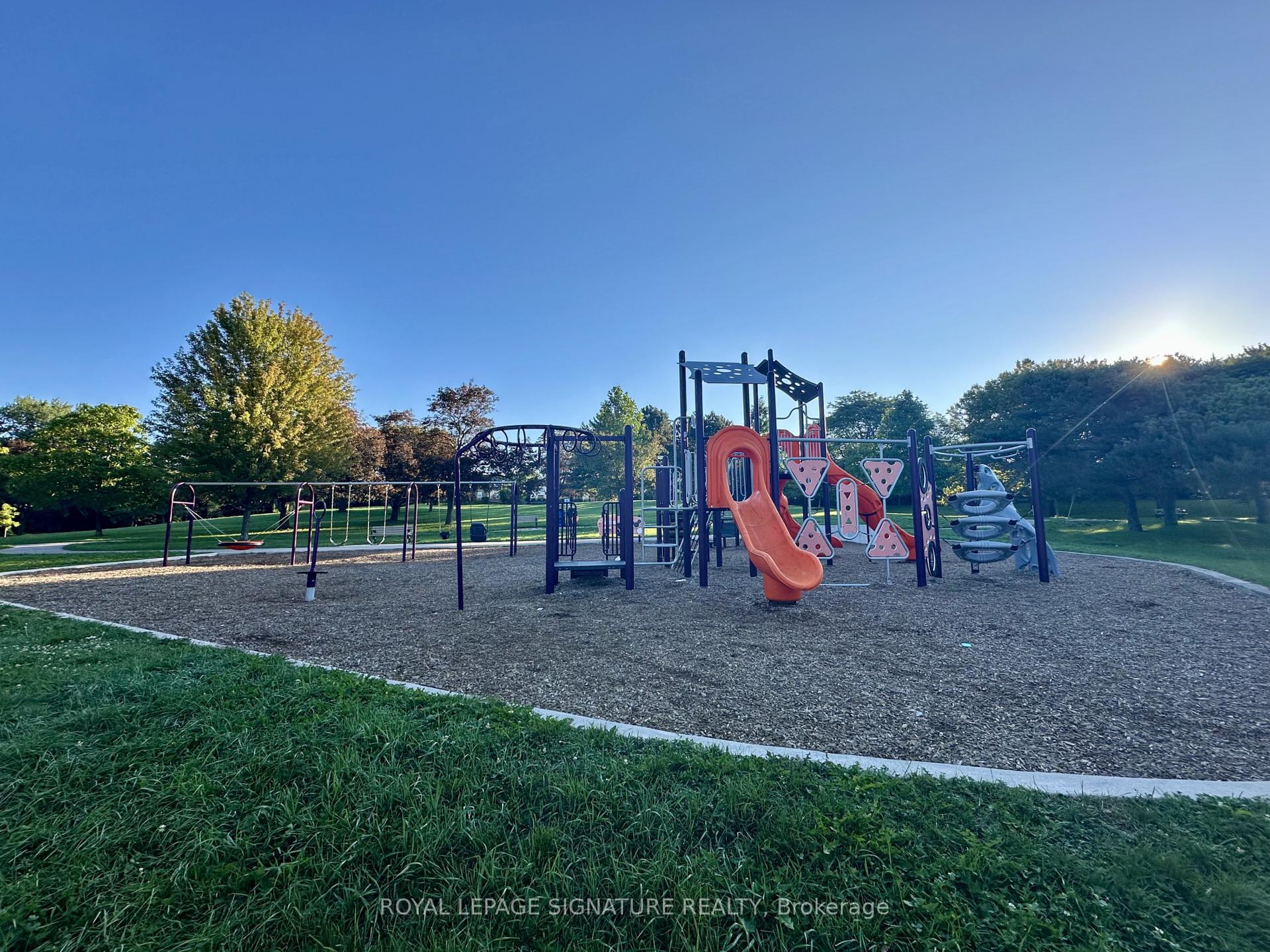 Photo 25 of 73 Castlegrove Boulevard, North York, Parkwoods-Donalda — HOMEH