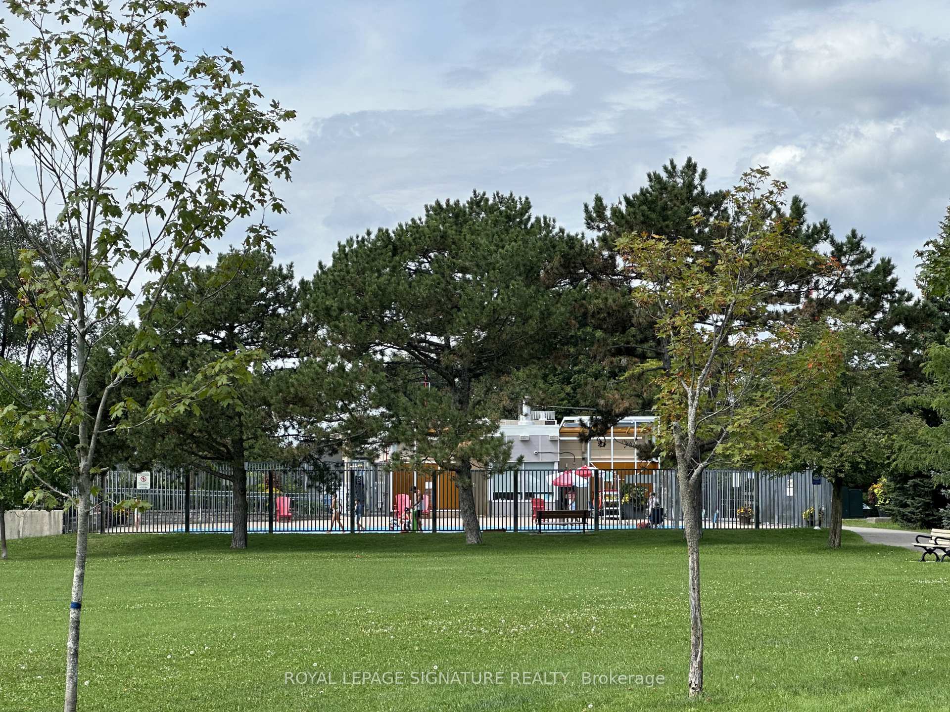 Photo 31 of 73 Castlegrove Boulevard, North York, Parkwoods-Donalda — HOMEH