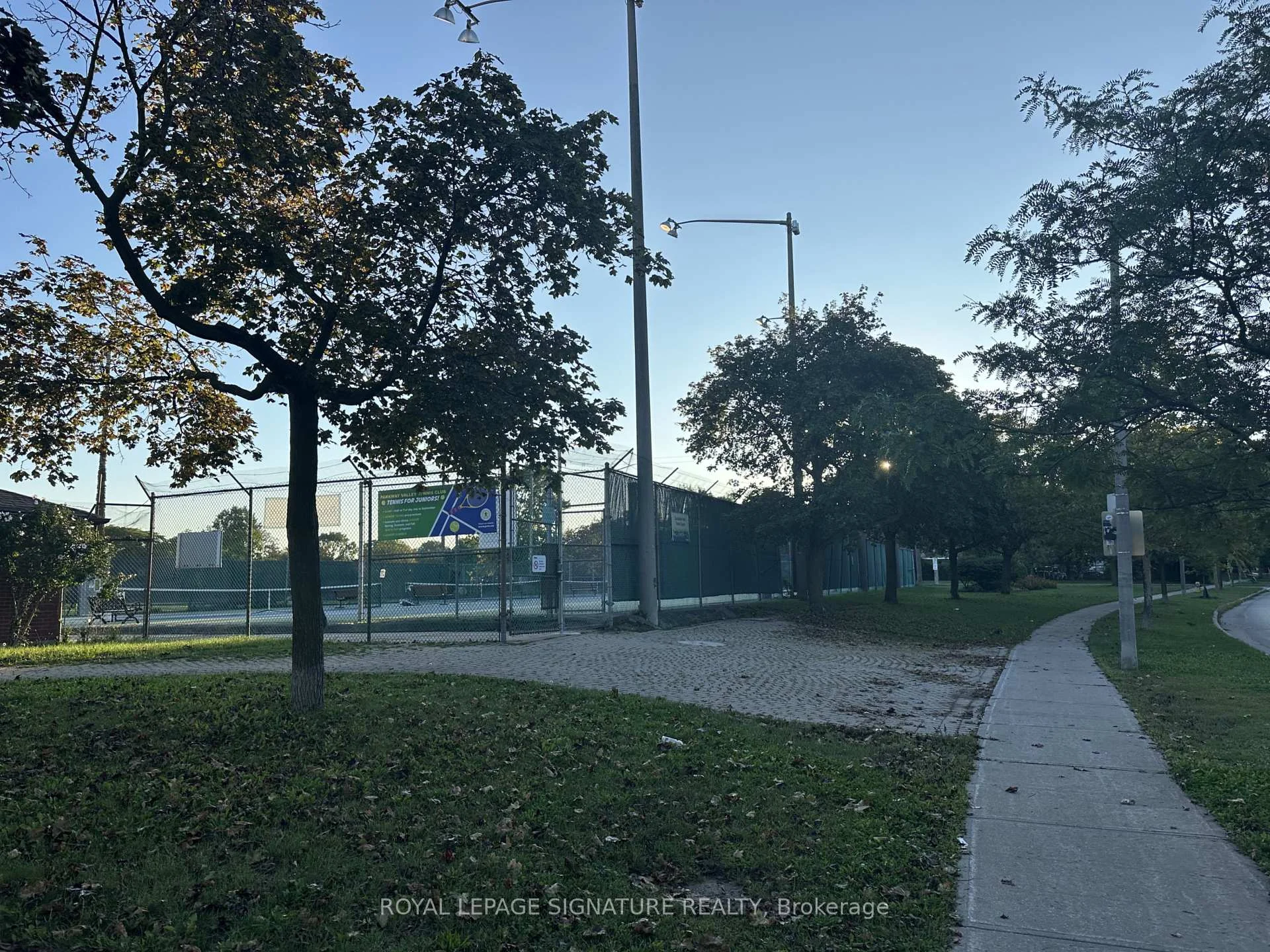 Photo 21 of 73 Castlegrove Boulevard, North York, Parkwoods-Donalda — HOMEH