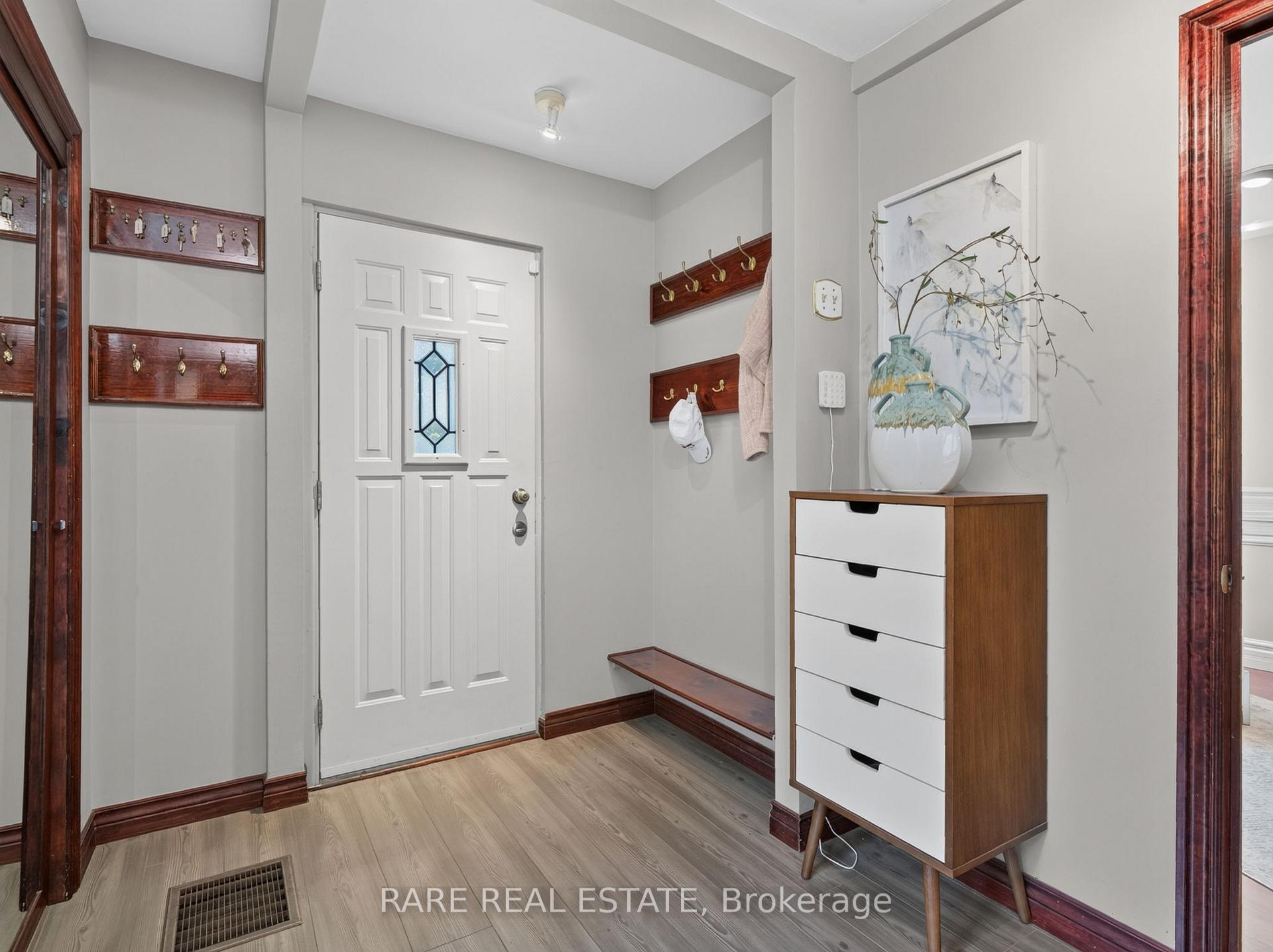 Photo 4 of 12 Kentroyal Drive, Etobicoke, Humber Heights — HOMEH
