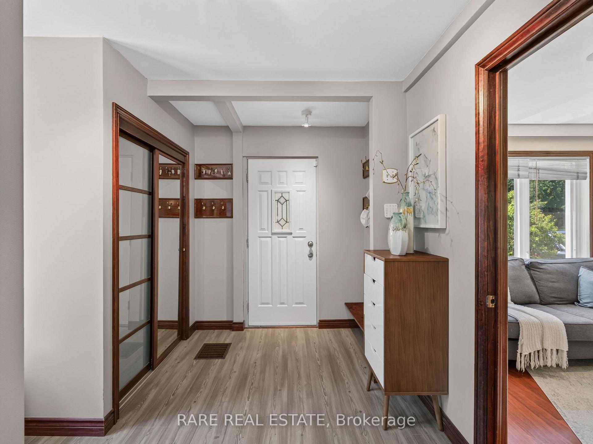 Photo 5 of 12 Kentroyal Drive, Etobicoke, Humber Heights — HOMEH