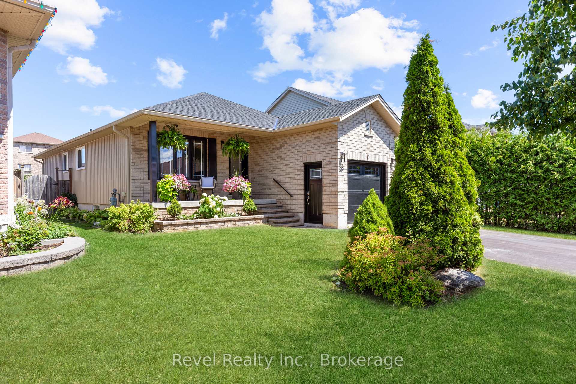 Photo 2 of 39 Springdale Drive, Kawartha Lakes, Lindsay — HOMEH