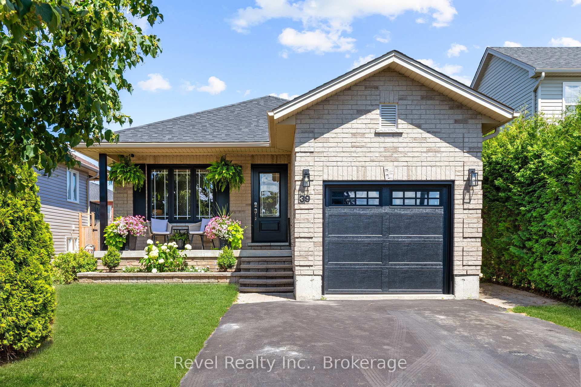 Photo 3 of 39 Springdale Drive, Kawartha Lakes, Lindsay — HOMEH